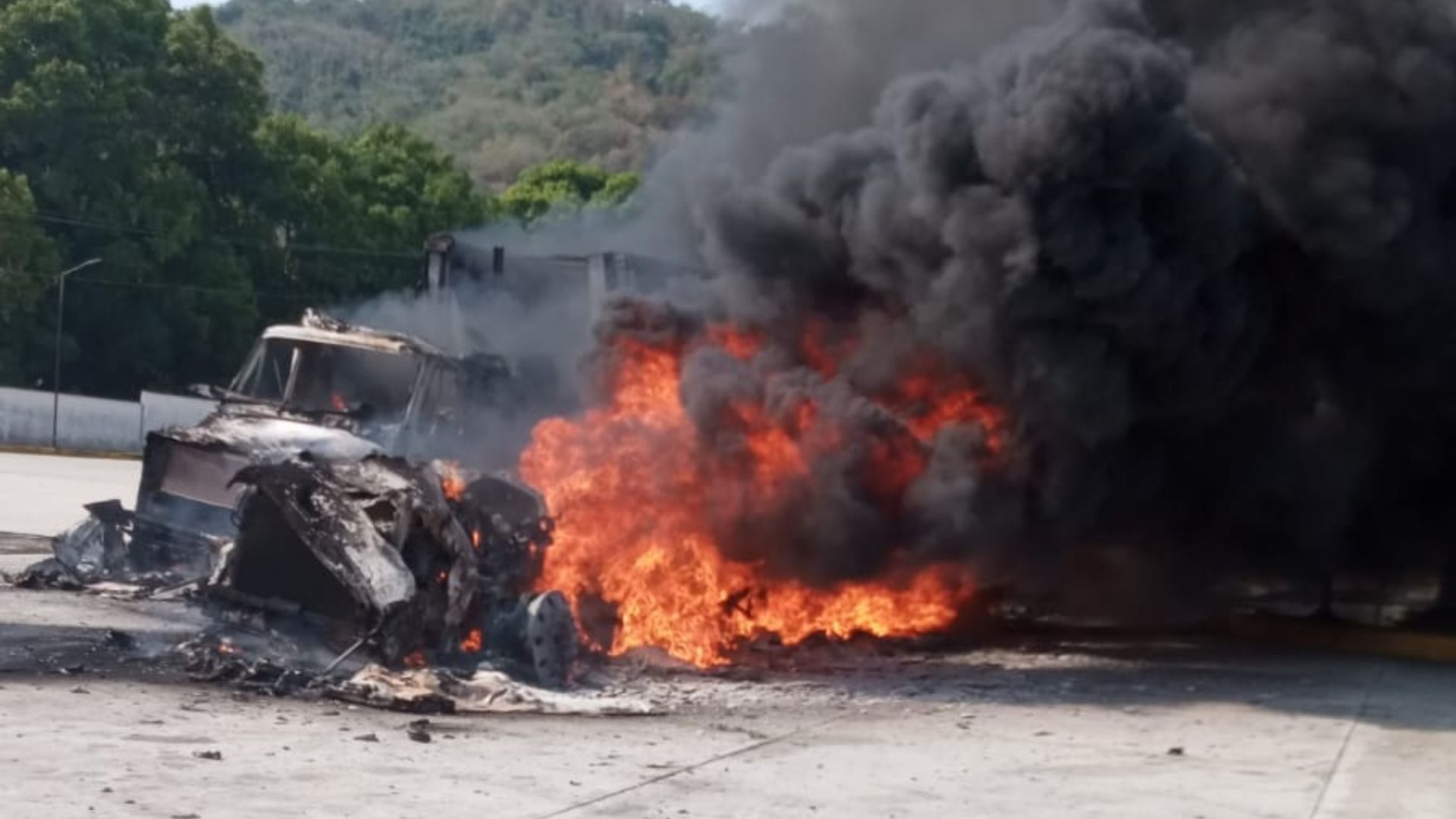 Se Incendian Dos Tráileres Cerca de Gasolinería en Chiapas