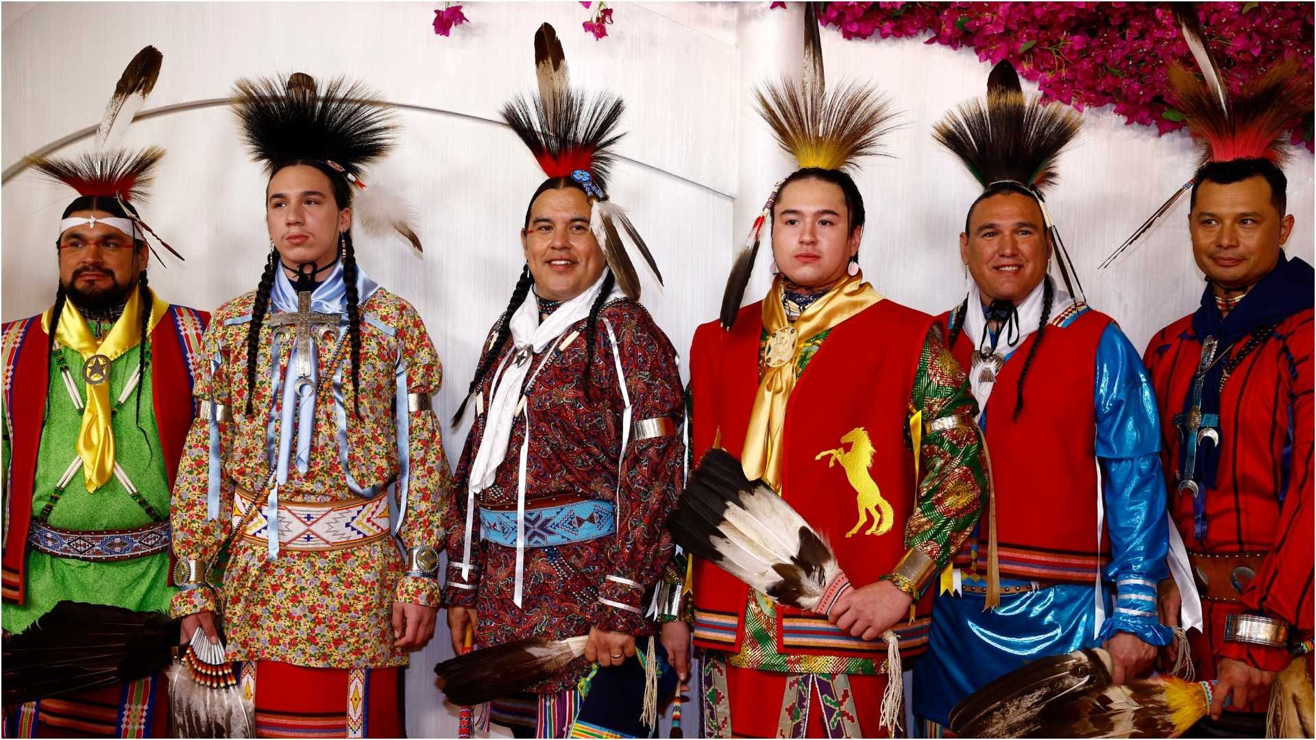 Entre ellos, destacaron un grupo de bailarines y cantantes nativos americanos del pueblo Osage, con su indumentaria ceremonial. 