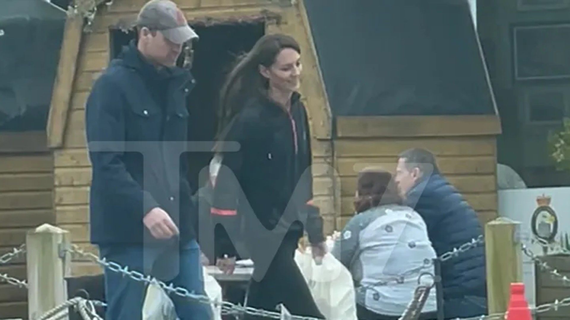 El video conseguido por TMZ captó a Kate Middleton y William saliendo de una tienda en Windsor