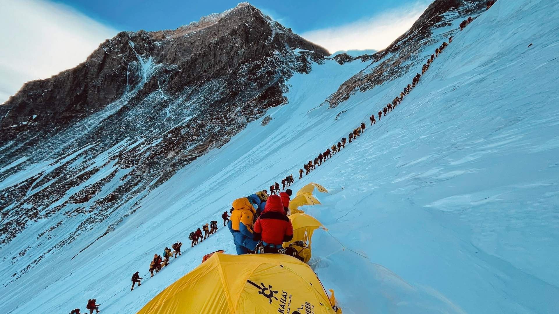 Piden a los alpinistas que se lleven sus heces del Everest cuando bajan