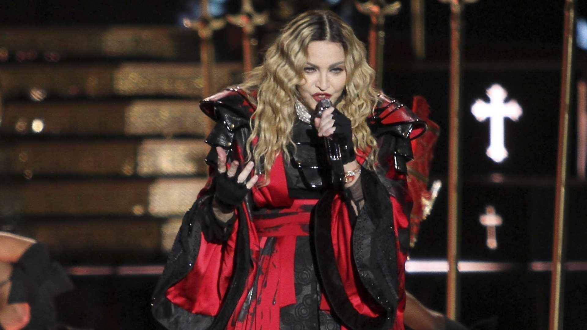 Madonna Reclama a Fan Por no Pararse en Concierto; Estaba en Silla de Ruedas 