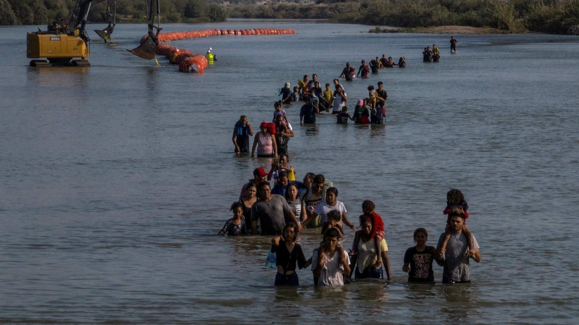 Migrantes cruzando el río Bravo hacía Texas