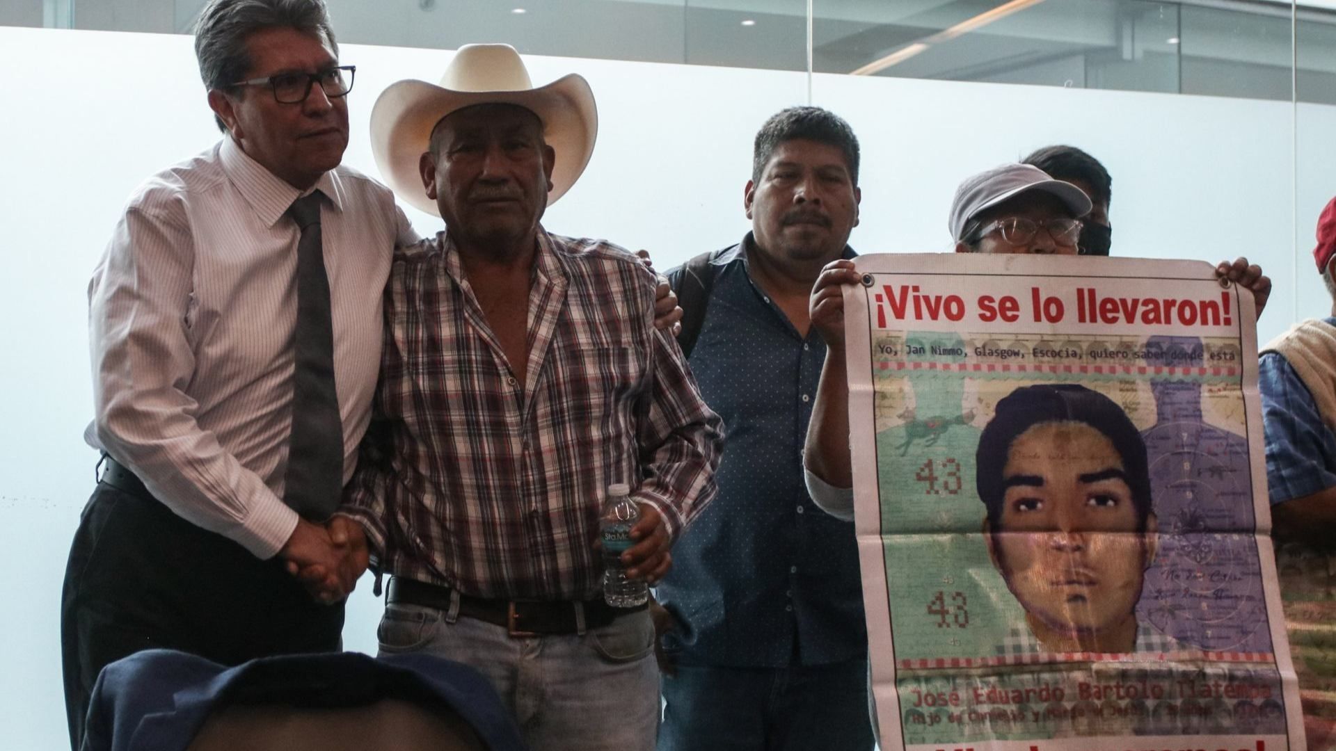 Padres de los 43 normalistas de Ayotzinapa desaparecidos en septiembre de 2014 se reúnen en con Ricardo Monreal, coordinador de Morena en la cámara de senadores