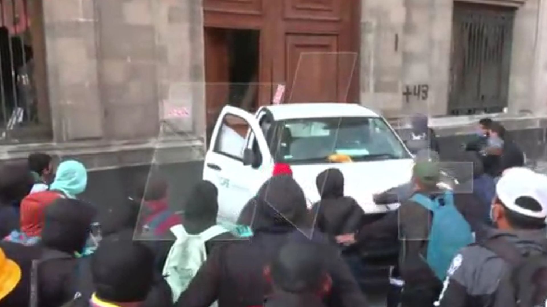 El momento exacto en el que los normalistas derribaron una puerta de Palacio Nacional quedó grabado en video