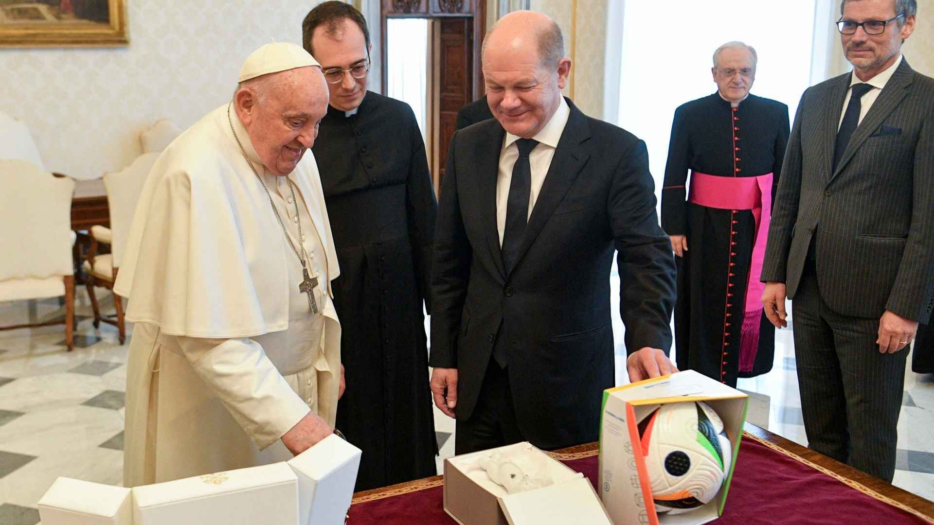 Canciller Scholz regala al papa Francisco el balón oficial de la Eurocopa 2024