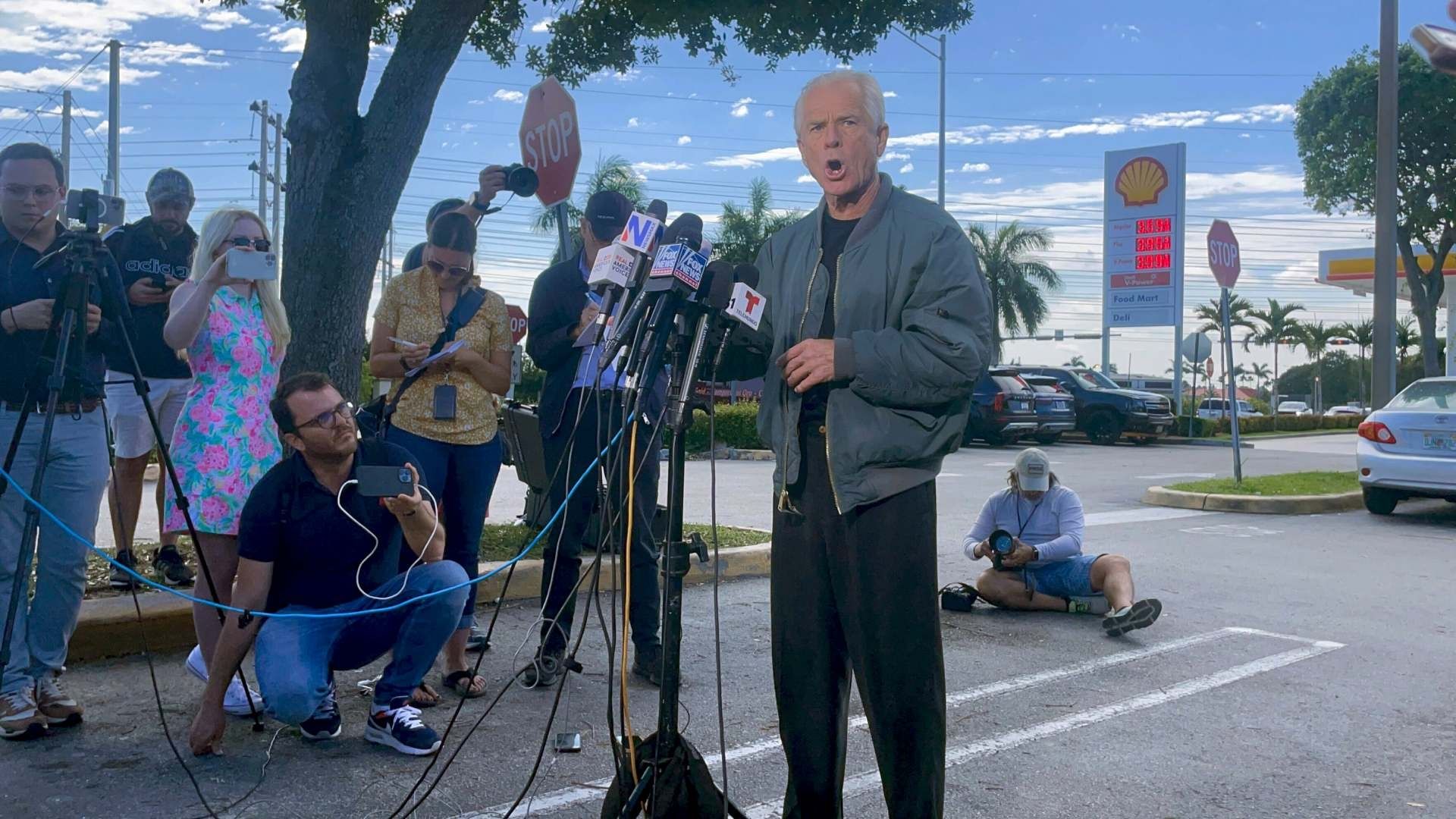 Peter Navarro, exasesor de Trump, habla con los medios antes de ingresar a prisión en Miami