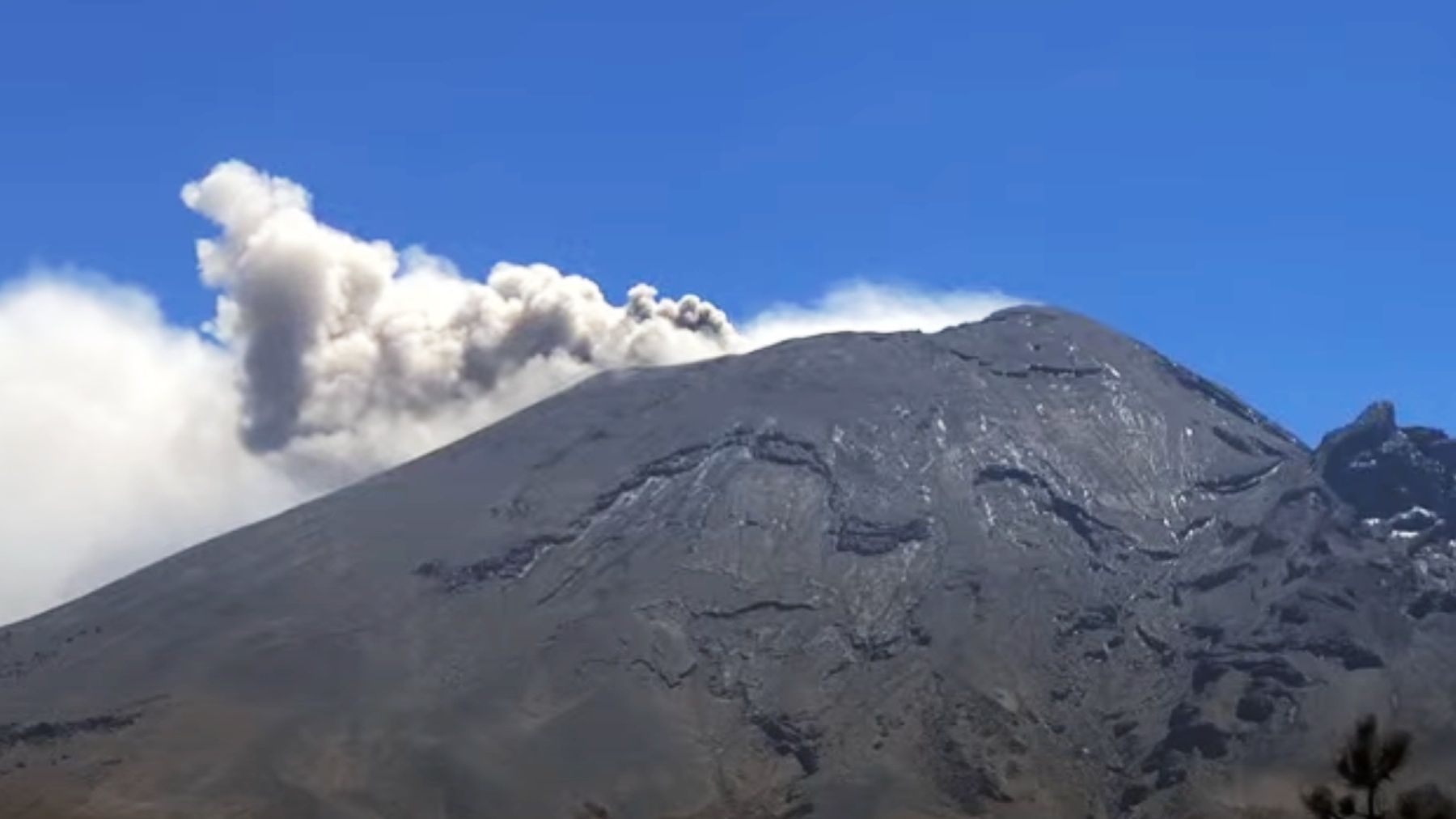 Ceniza del Volcán Popocatépetl Cubre Vehículos en Puebla