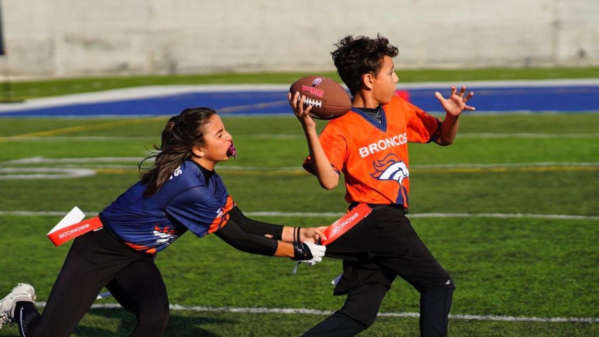 El flag football es una modalidad reducida del futbol americano, pero sin contacto, en la que para detener al rival hay que quitarle una de las cintas o banderas que trae a los costados de la cadera. Foto: NFL México