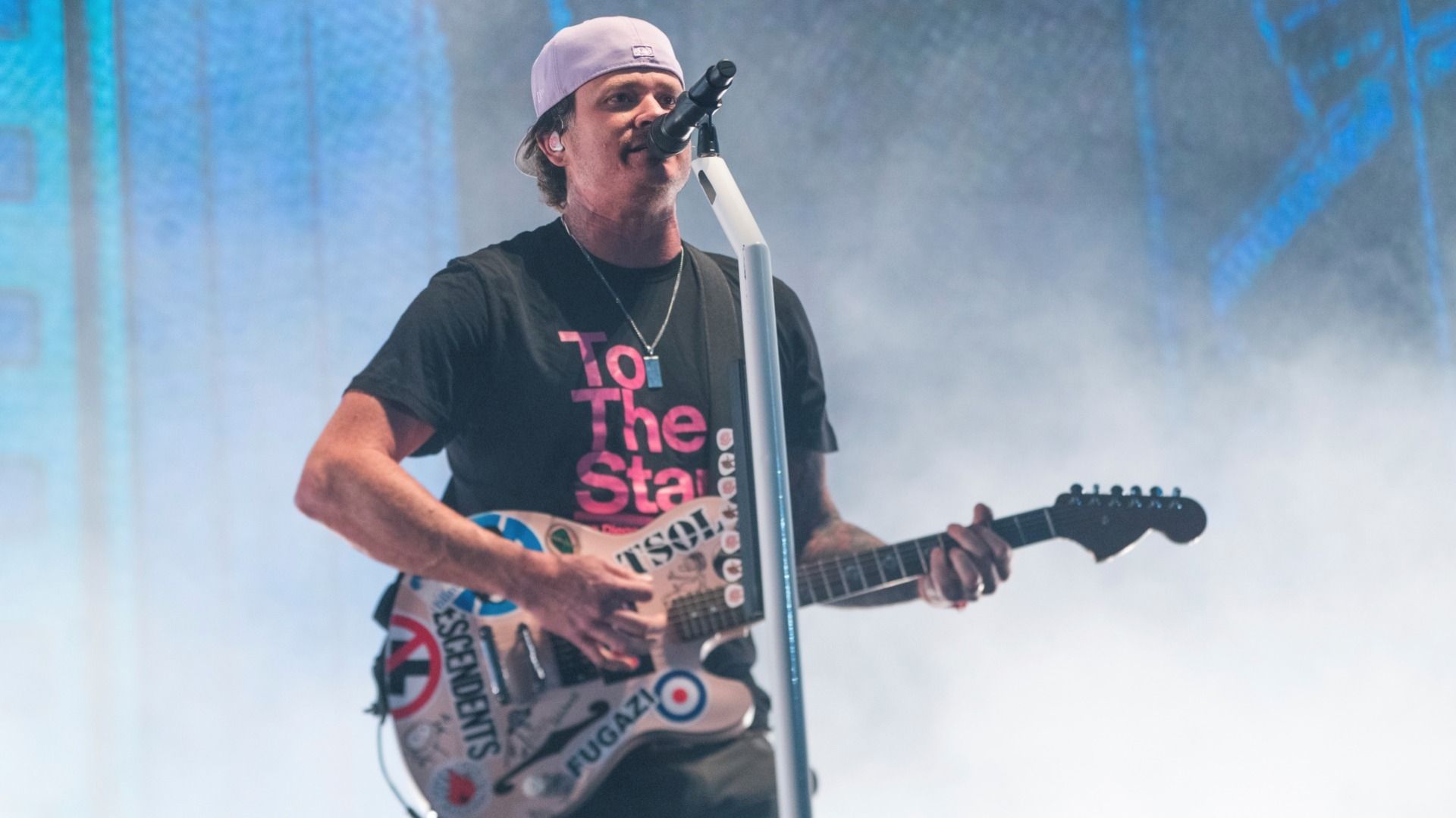 Tom DeLonge sufre golpe de calor en pleno concierto