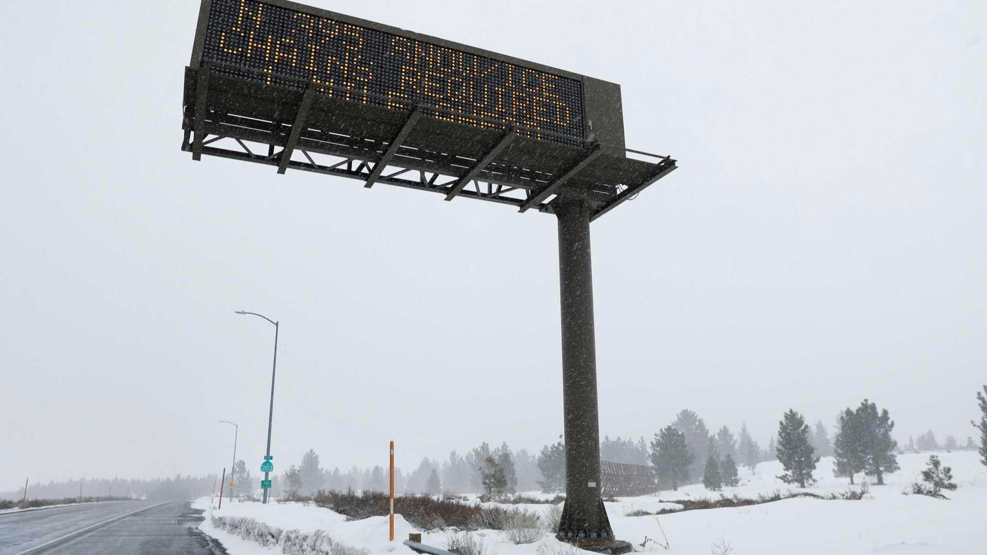Tormenta en California y Nevada provoca cierre de carreteras y los deja sin electricidad
