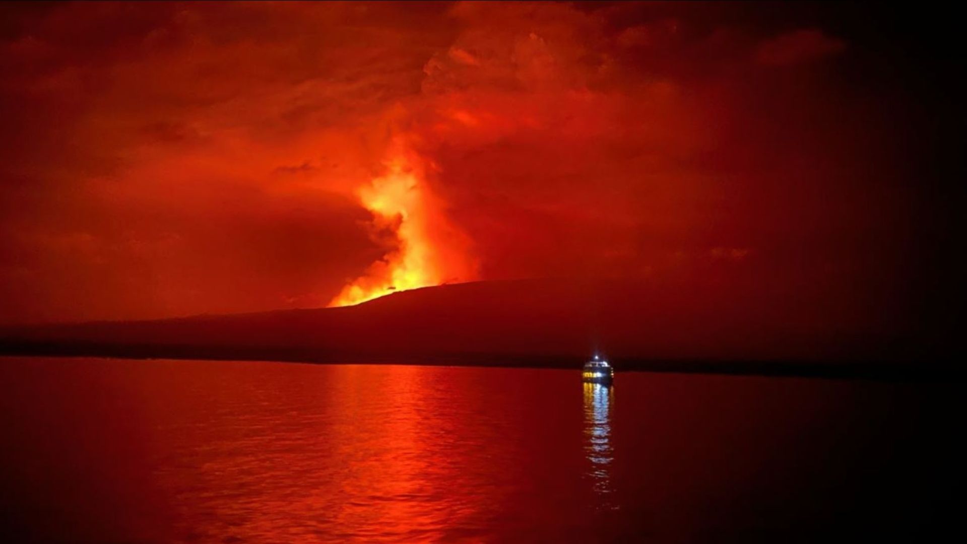 Volcán ‘La Cumbre’, en Islas Galápagos, Hace Erupción