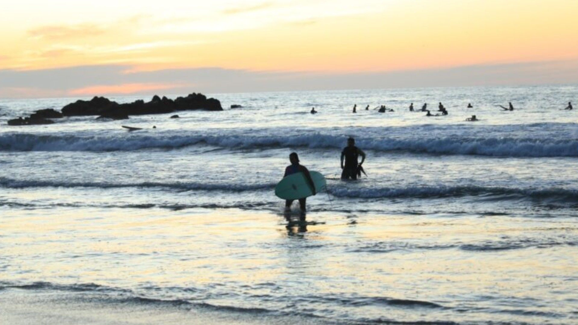 Amantes del Surfing Llegan a Playa Zicatela en Oaxaca