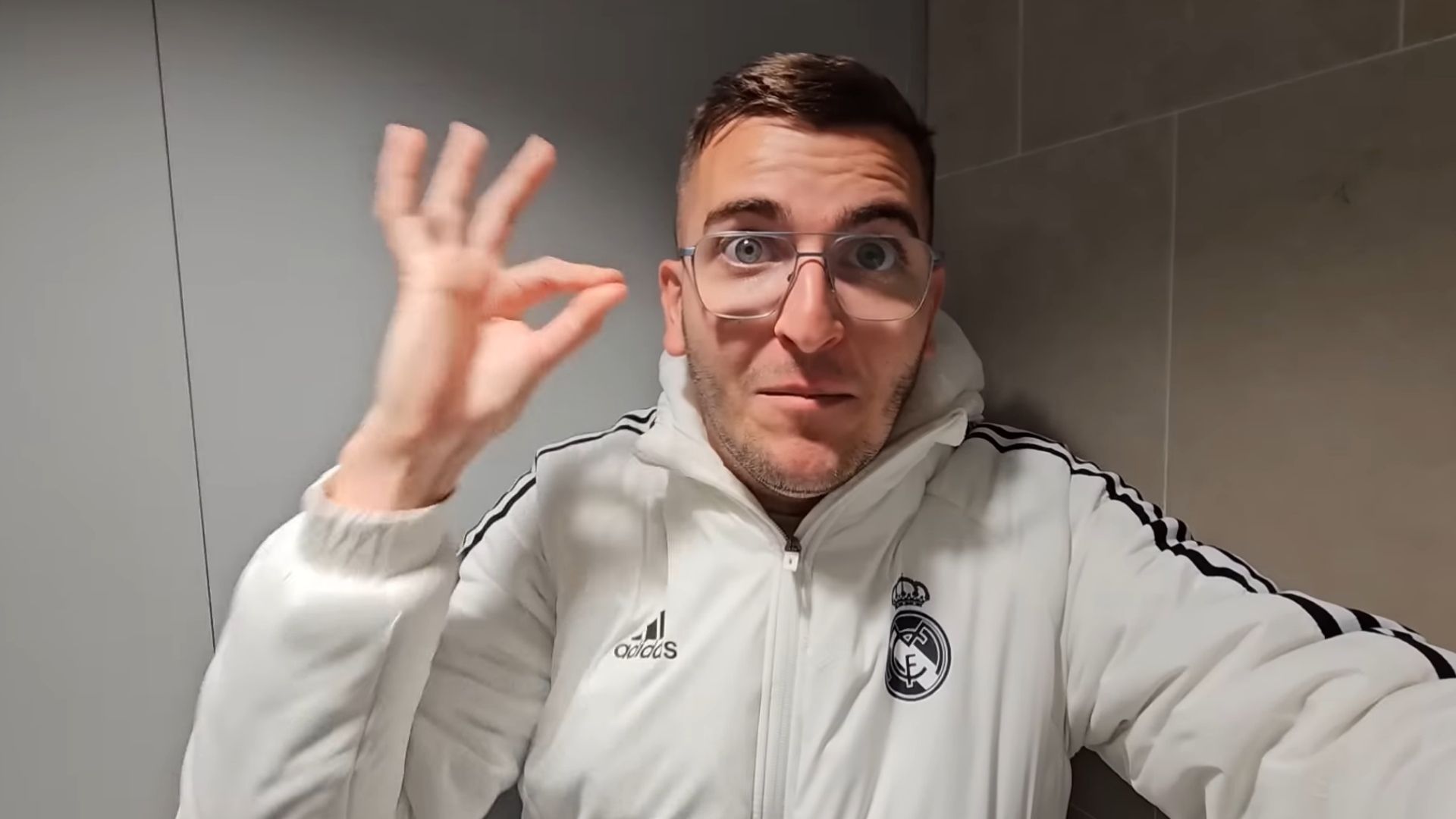 Aficionado se esconde en baño para ver partido del Real Madrid