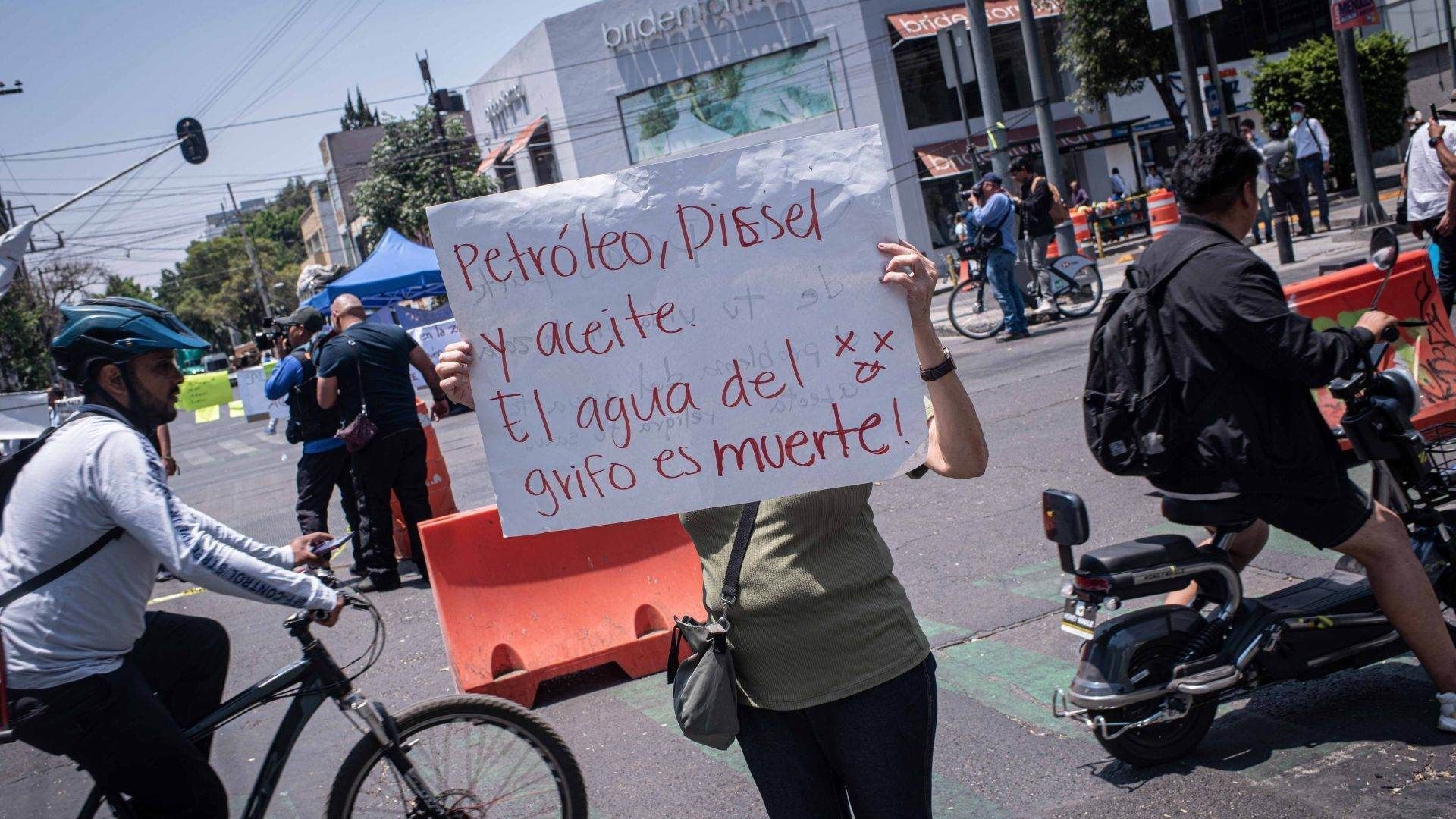 Este domingo, autoridades comenzaron a instalar el centro de atención a la población en la Colonia Nápoles, donde a partir del lunes, funcionará una planta potabilizadora de agua 