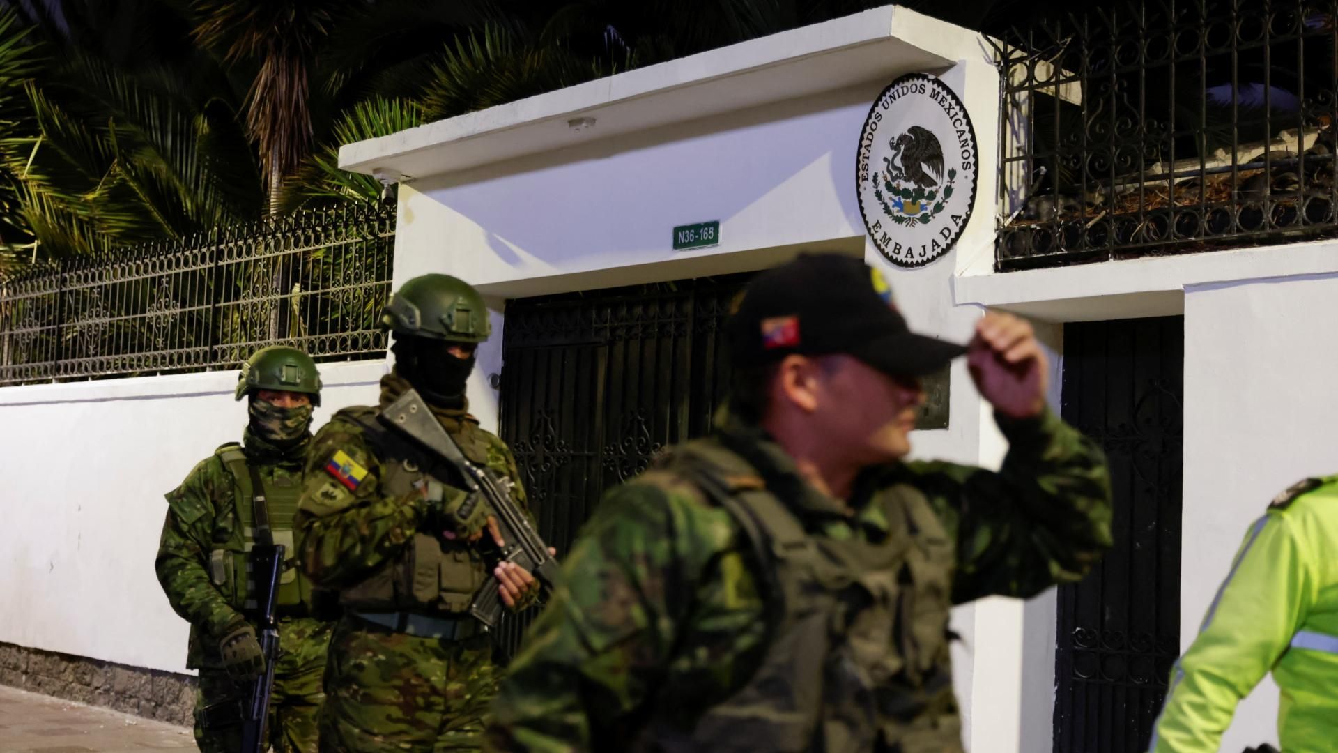 Oficiales militares afuera de la embajada de México en Quito.