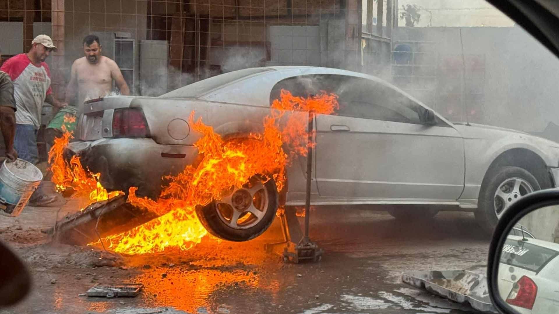 Vehículo se Incendia en Taller Mecánico de Matamoros