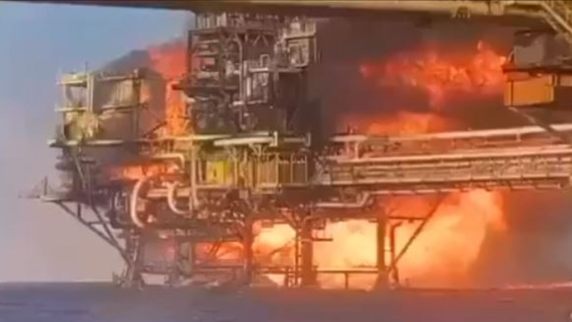 Incendio en pataforma de Pemex en Campeche