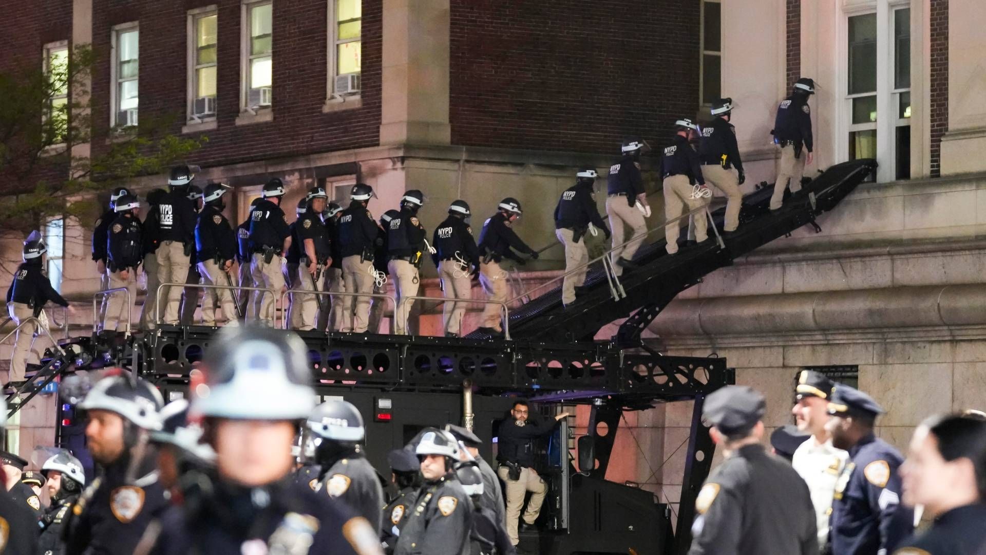 Los agentes de policía de la ciudad de Nueva York utilizan una rampa en un vehículo blindado para entrar en Hamilton Hall en la Universidad de Columbia