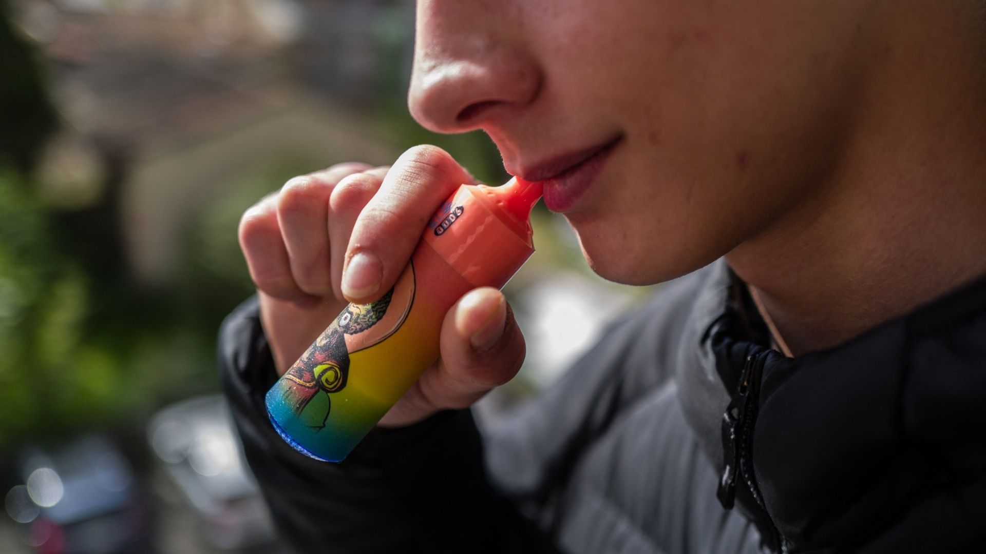 Un joven usa un cigarrillo electrónico en Toulouse, Francia