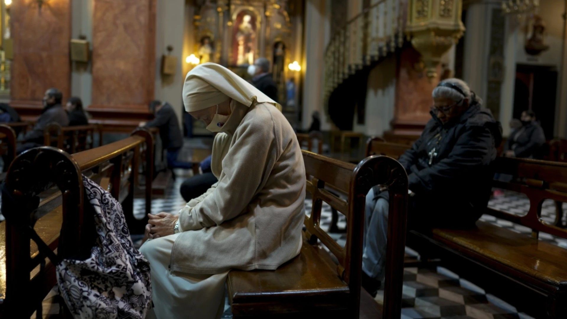 Una monja reza en la catedral de Salta, Argentina