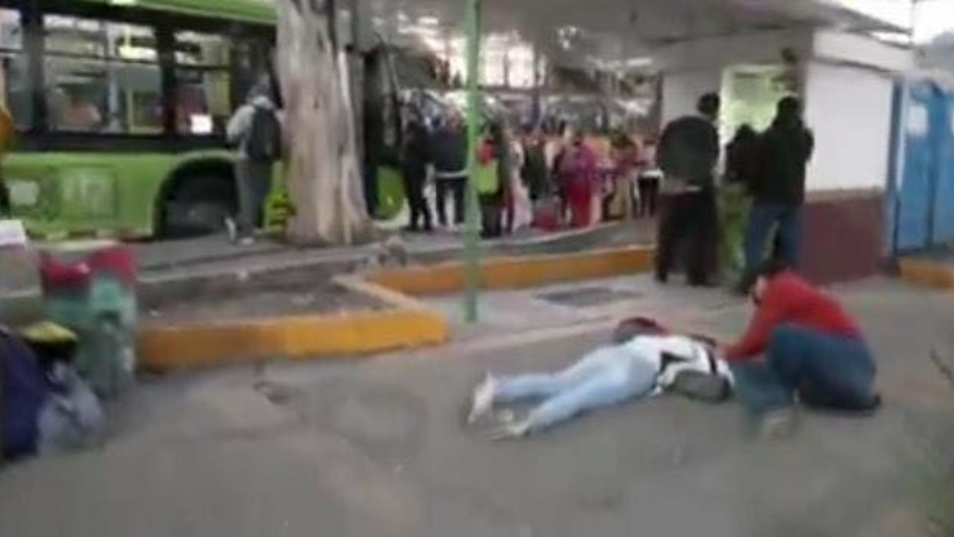 Mujer Corre para Alcanzar la Combi y Sufre Aparatoso Accidente en Metro Oceanía 