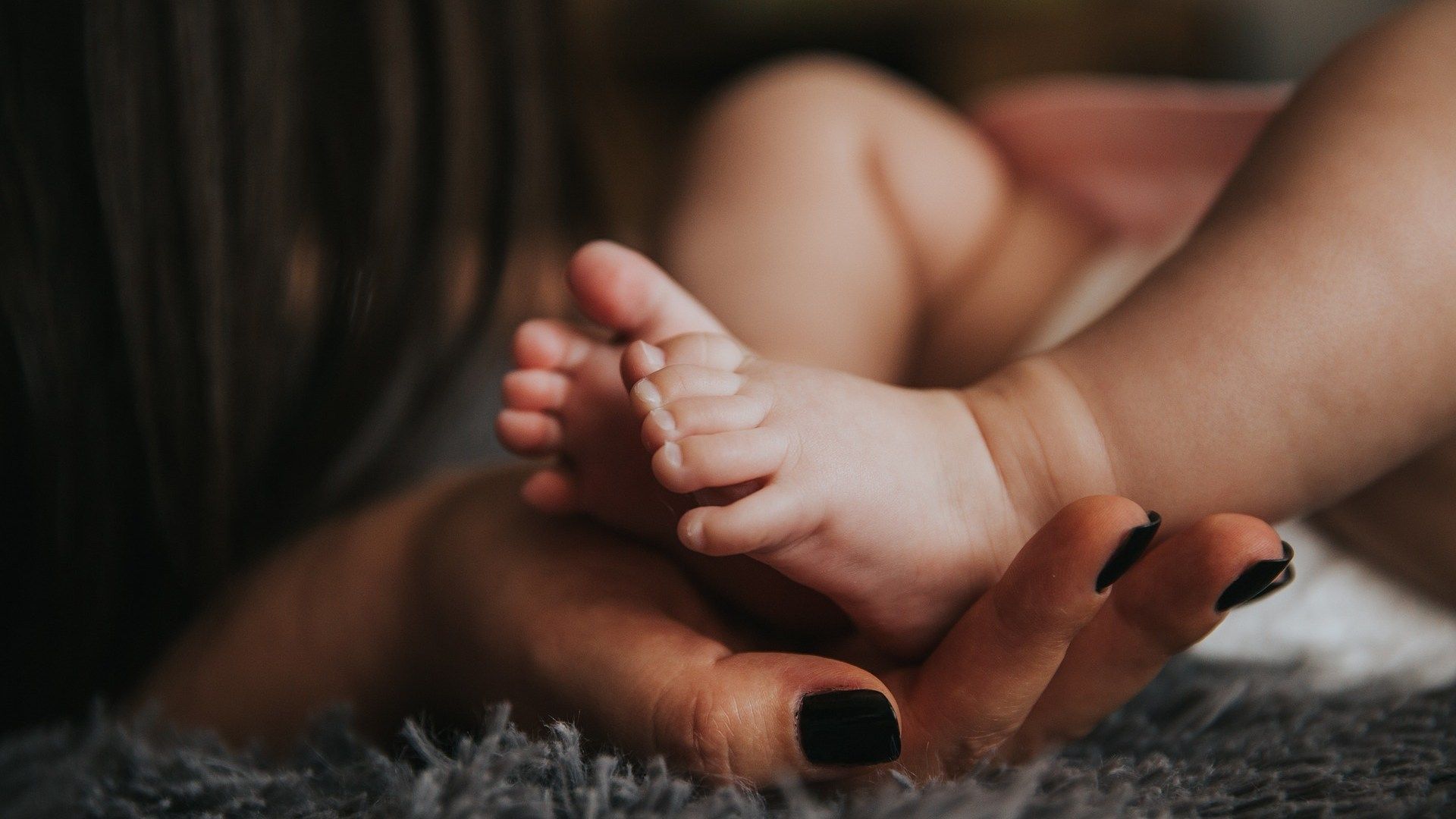 Mujer Entierra Viva a Su Bebé Tras Dar a Luz; La Pequeña Sobrevive 