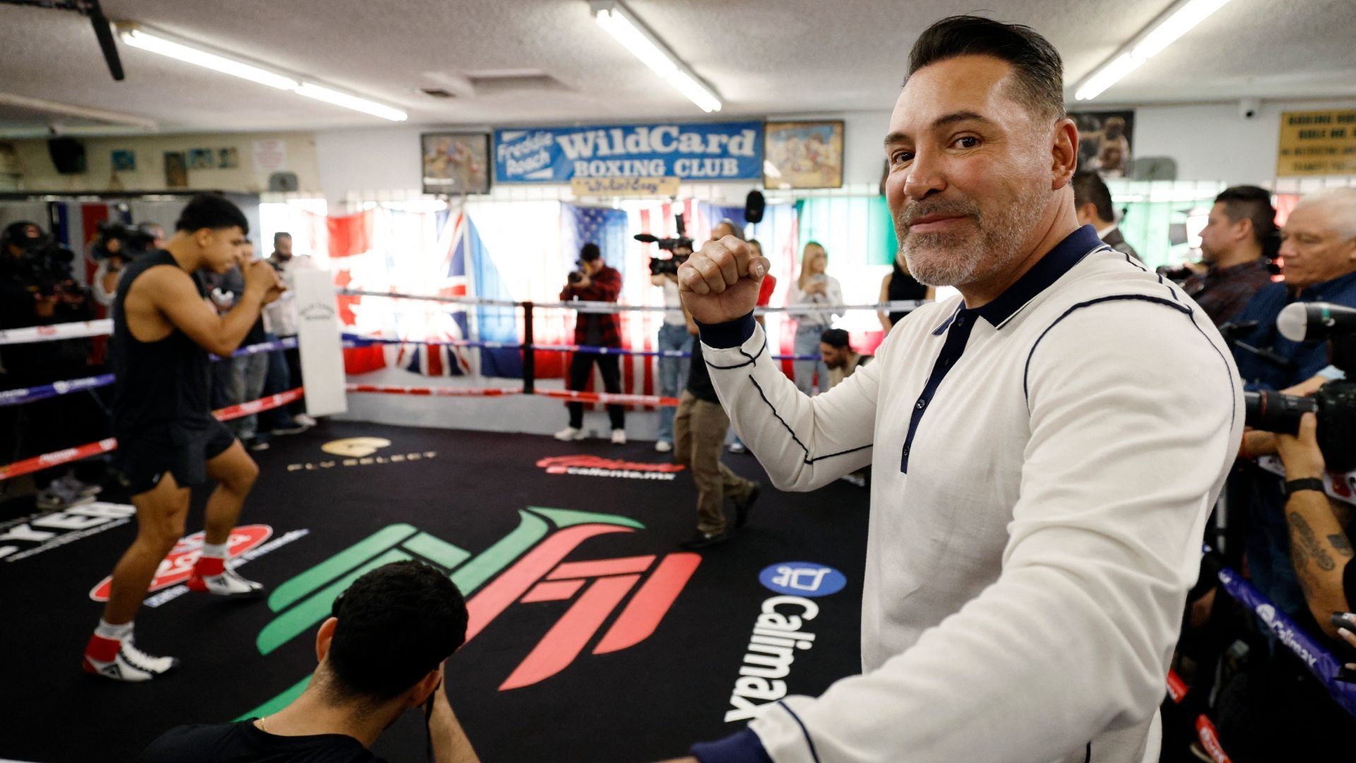 Oscar de la Hoya estuvo en el campamento de Jaime Munguía, próximo rival del Canelo. Foto: AFP