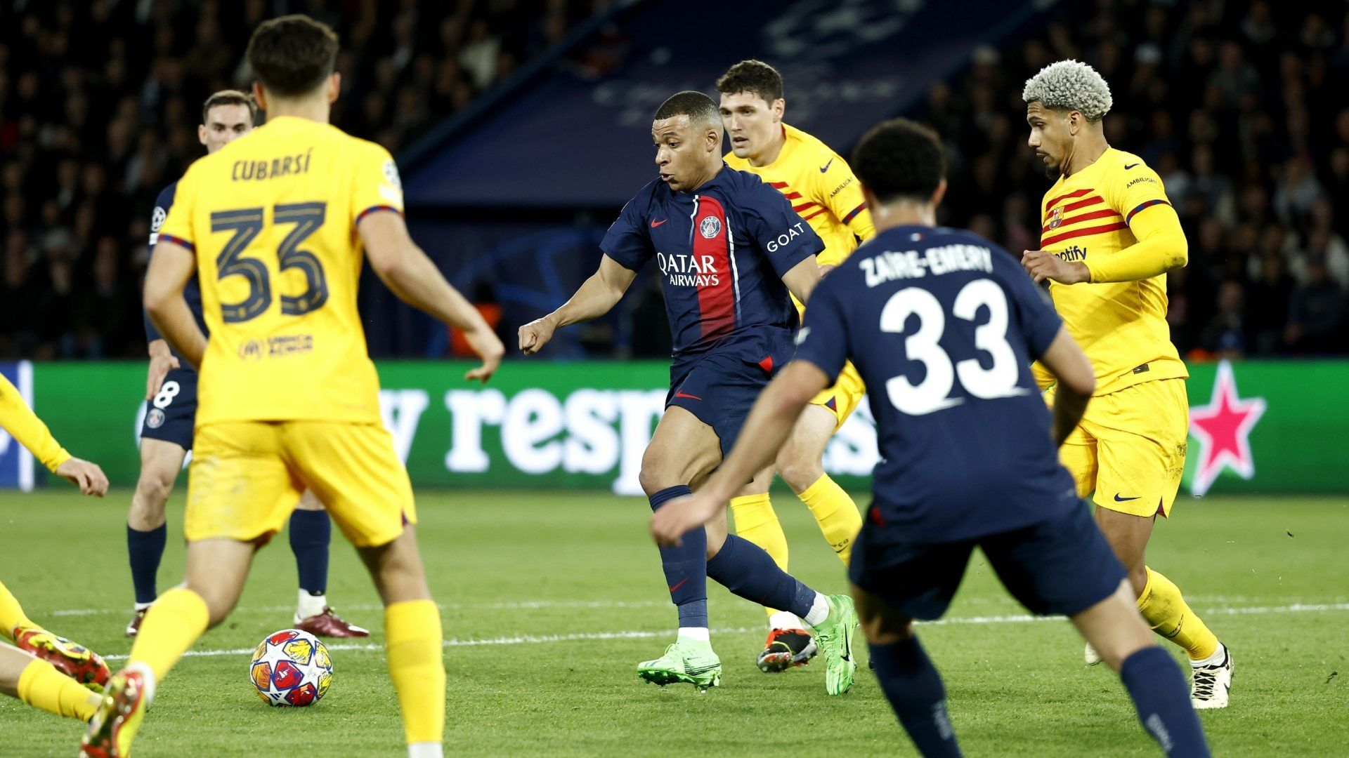 Kylian Mbappé, del PSG, en acción contra el Barcelona durante los cuartos de final de la Liga de Campeones de la UEFA