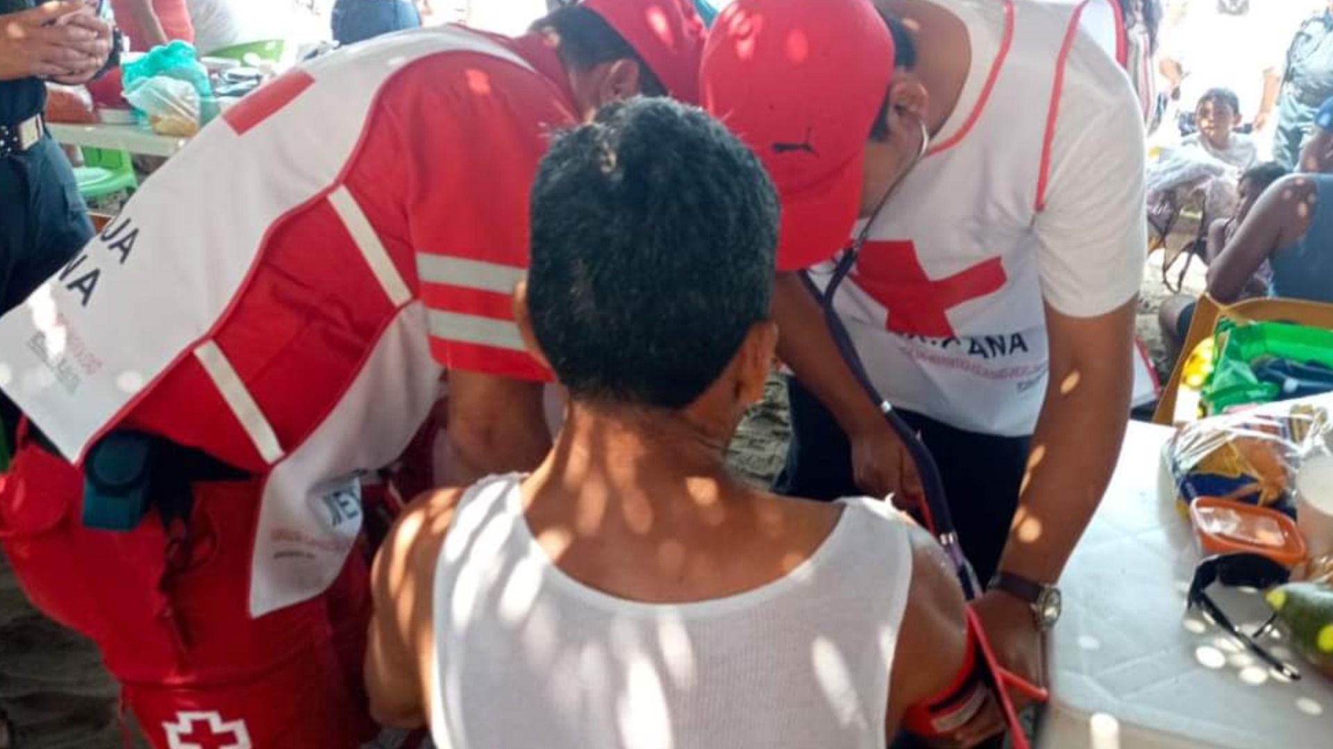 Rescatan a 3 personas que se ahogaban en playa Palmitas en Agua Dulce, Veracruz 
