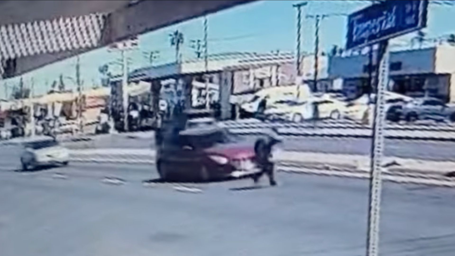 Video: Atropellan a Peatón en Calexico y Huye; Es Buscado por la Policía 