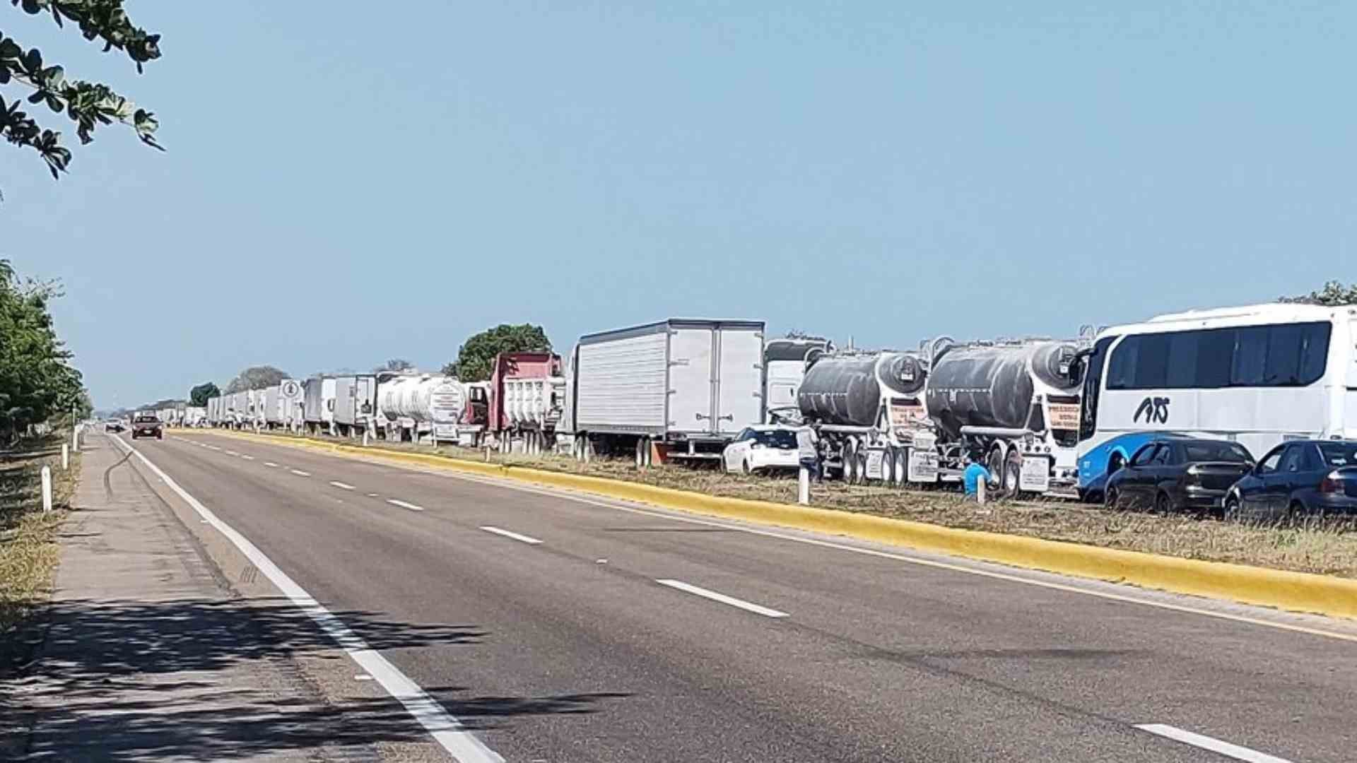 La carretera fue cerrada por varias horas a causa del accidente. 