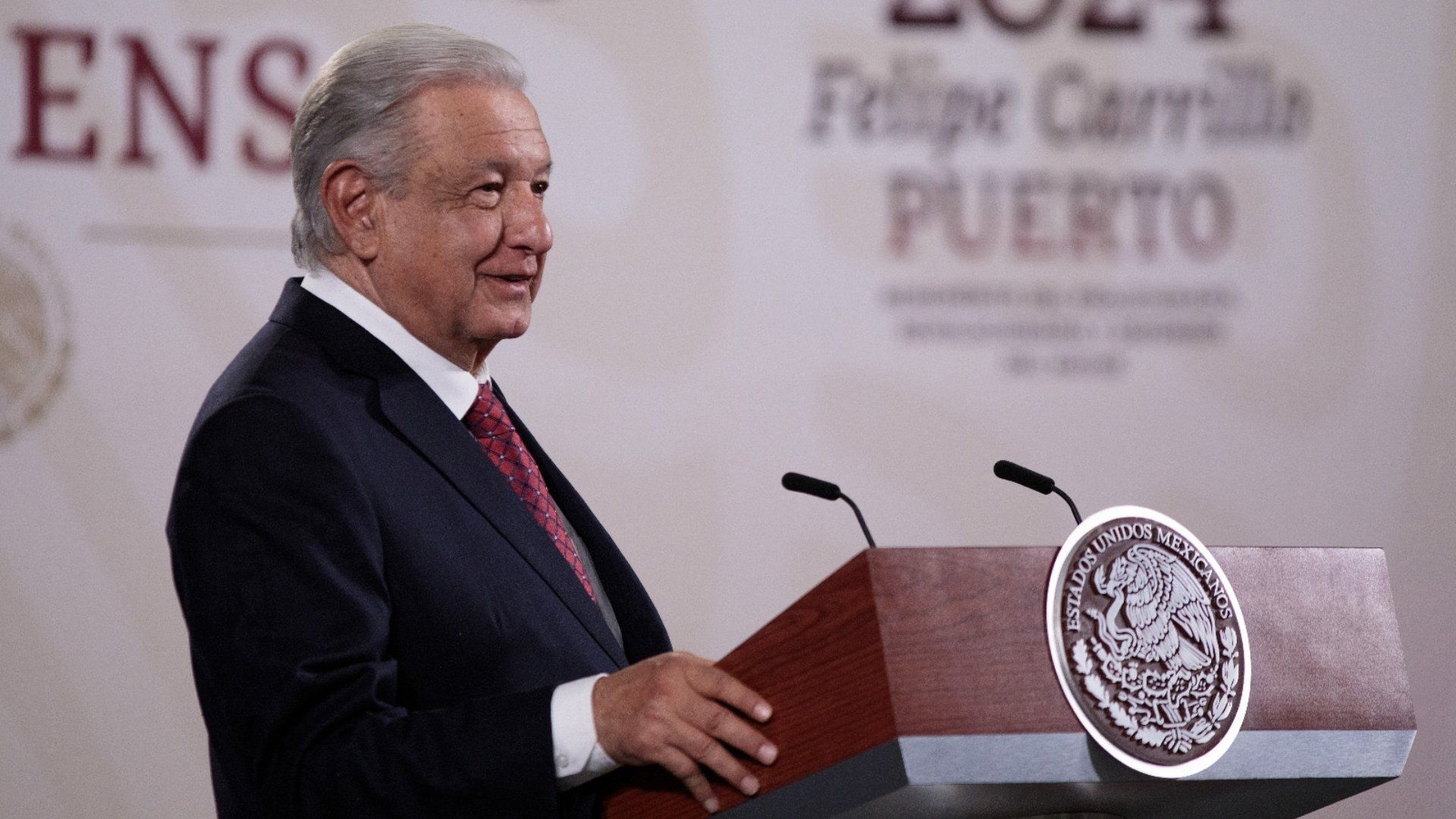 AMLO Envía Mensaje de Felicitación a Trabajadores de la Construcción por Día de la Santa Cruz