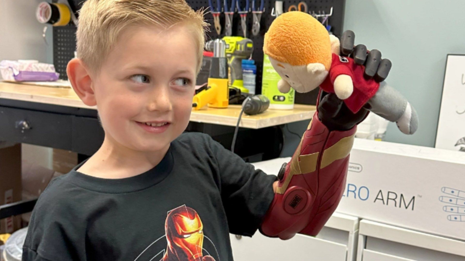 Jordan Marotta, de 5 años tiene un brazo biónico de Iron Man, en Long Island, Nueva York