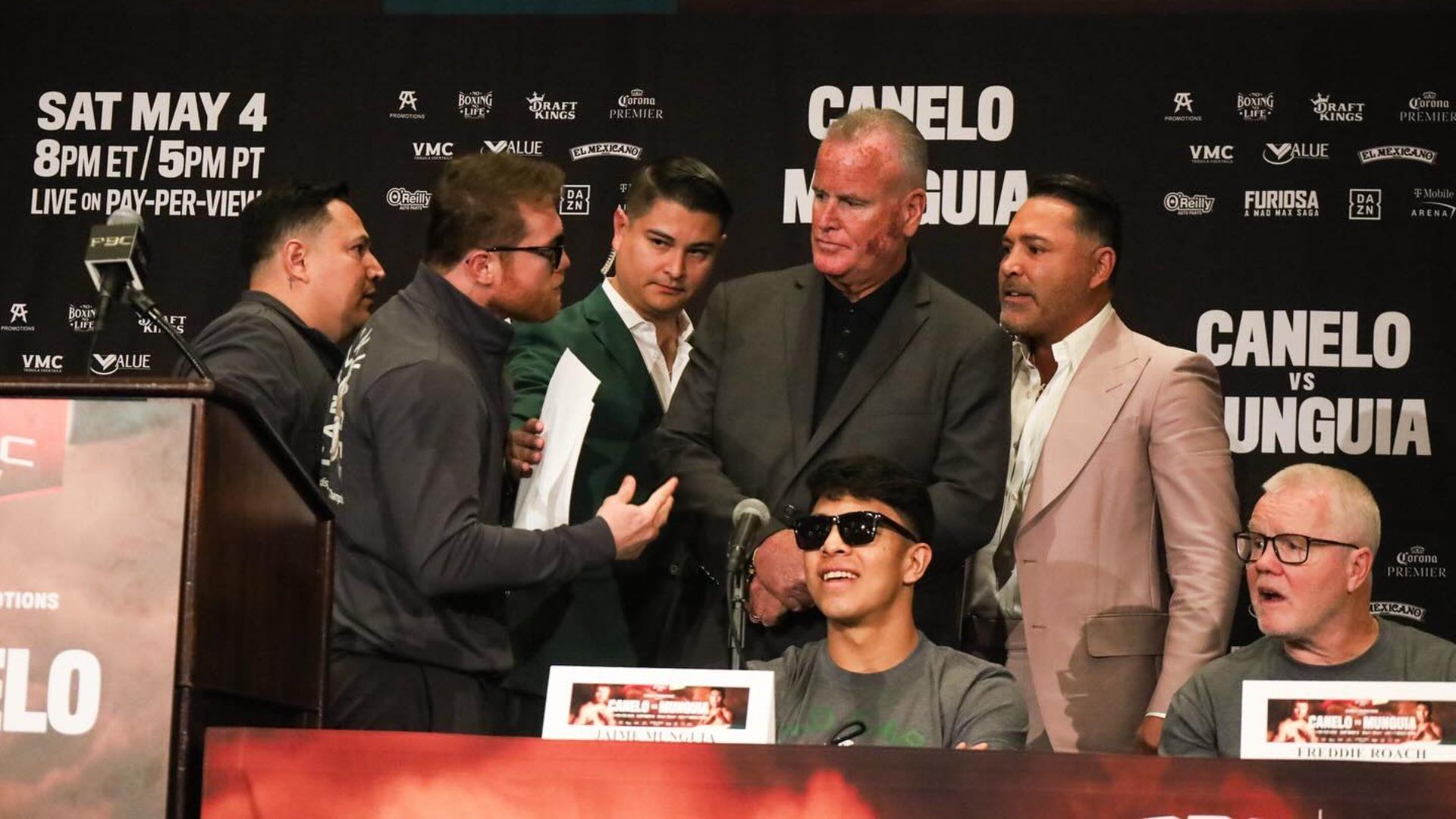 Canelo Álvarez y Oscar de la Hoya terminaron su relación laboral en malos términos. Foto: Zanfer Boxing