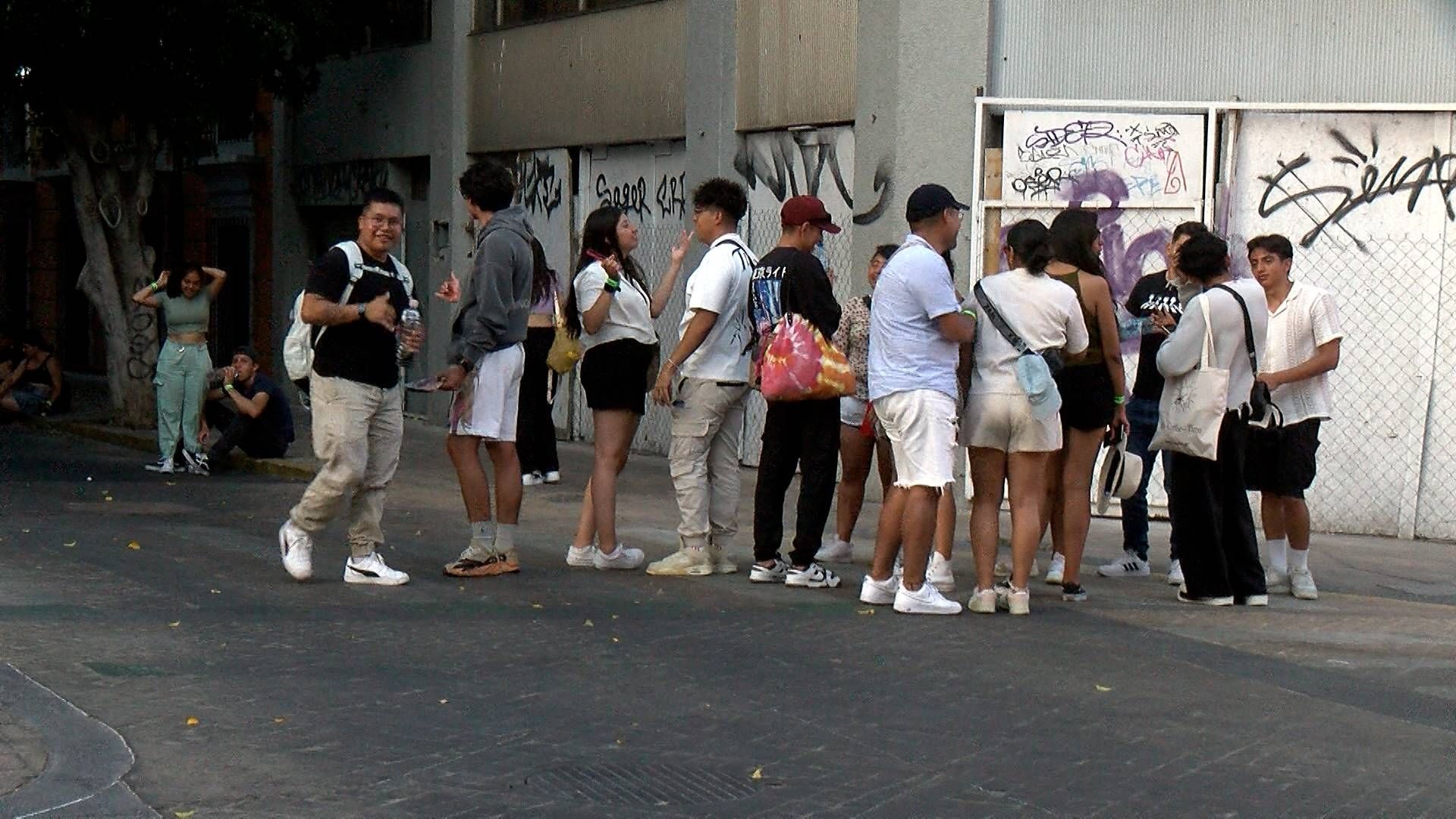 Deportistas vivieron momentos de pánico al quedar atrapados en un elevador.