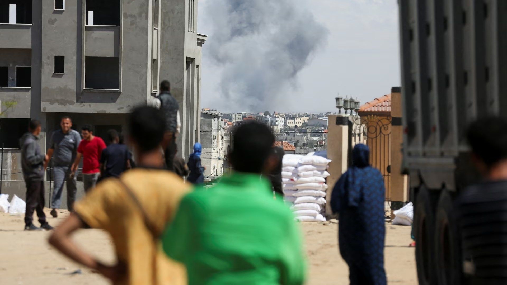 Los habitantes de Gaza huyen de Rafah mientras Israel ataca la ciudad tras la orden de evacuación