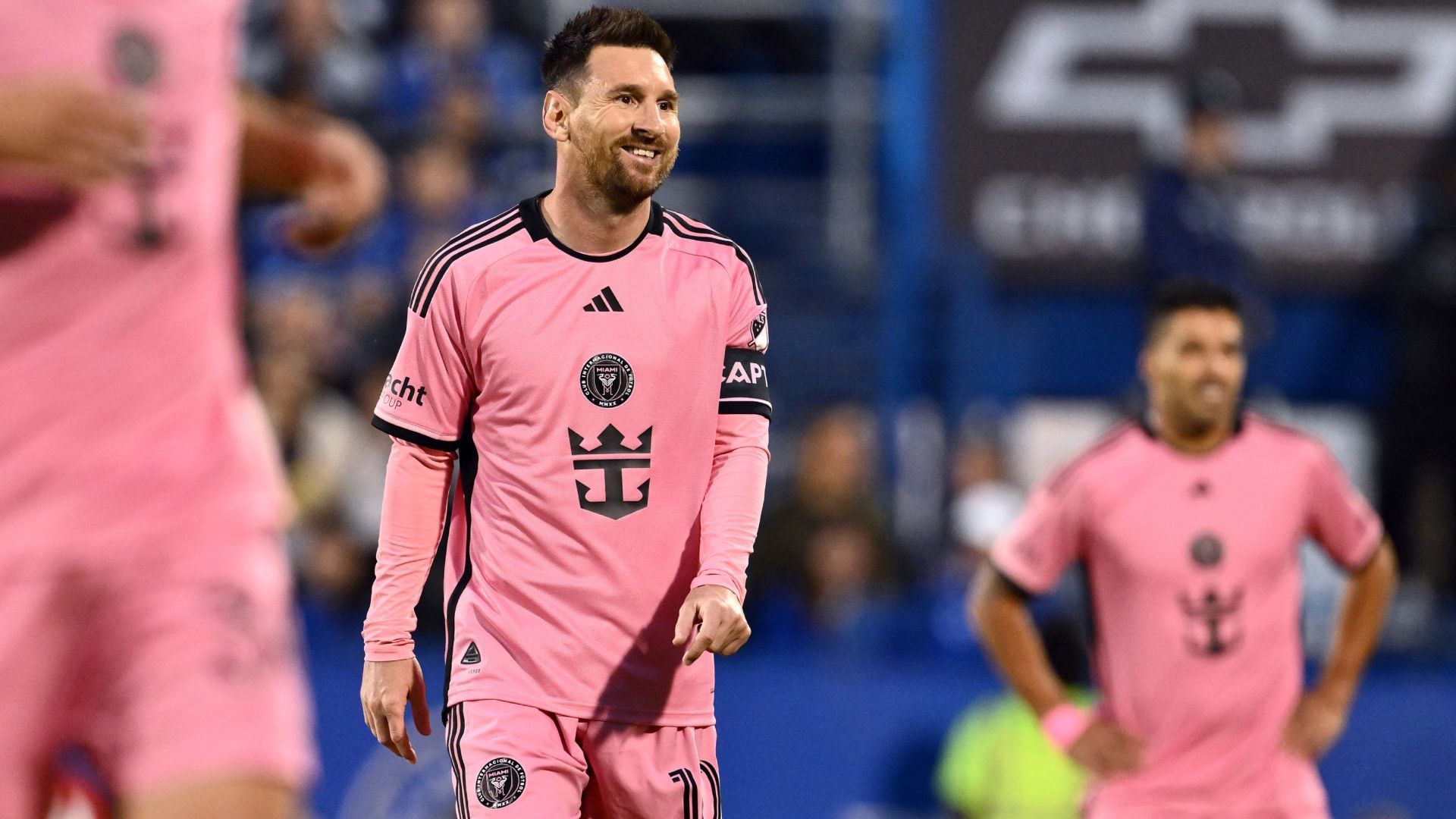 Messi no pudo evitar sonreír ante la peculiar invitación. Foto: AFP