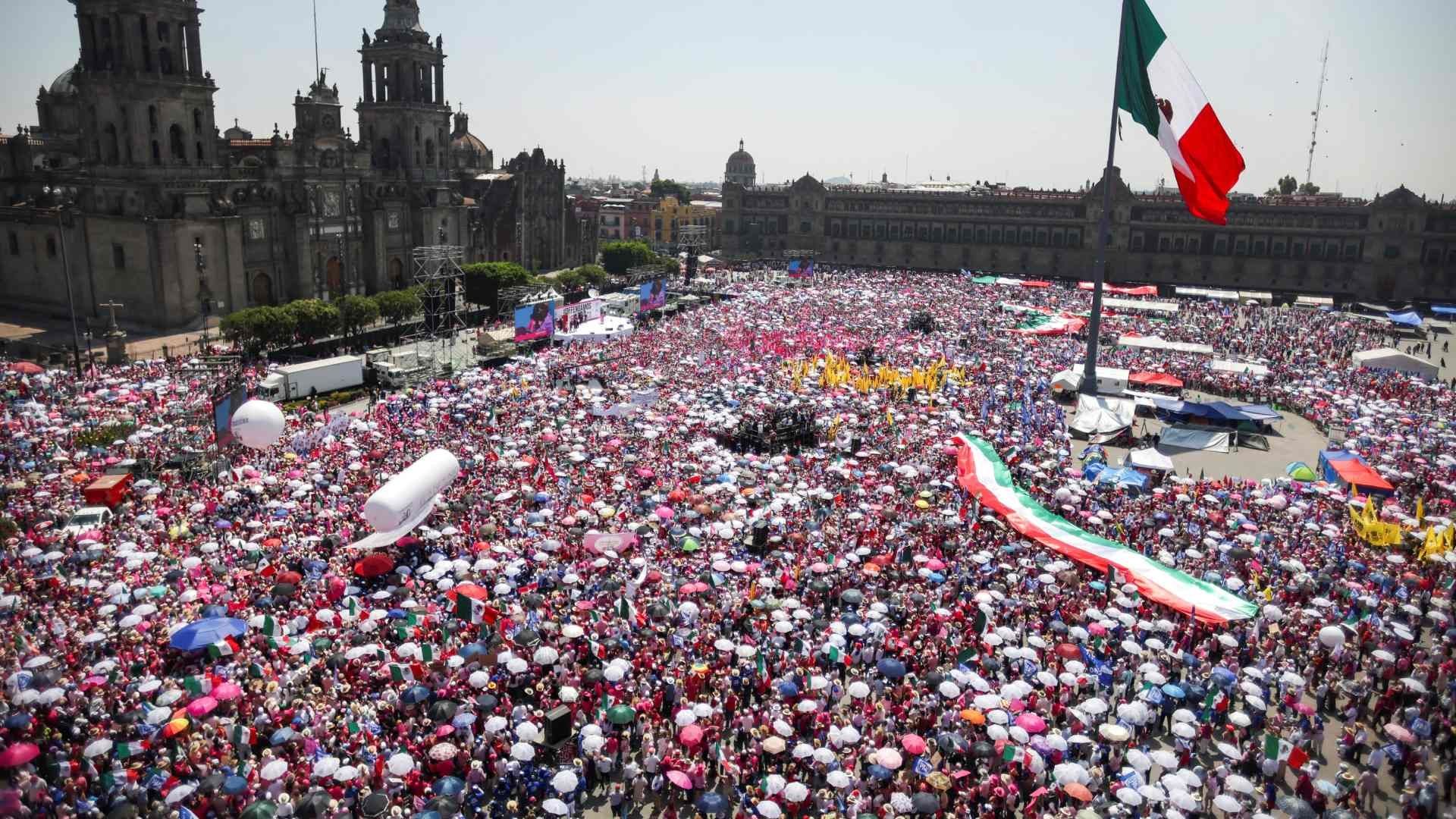 Miles abarrotan el Zócalo de CDMX por Marea Rosa; Xóchitl Gálvez ofrece mensaje