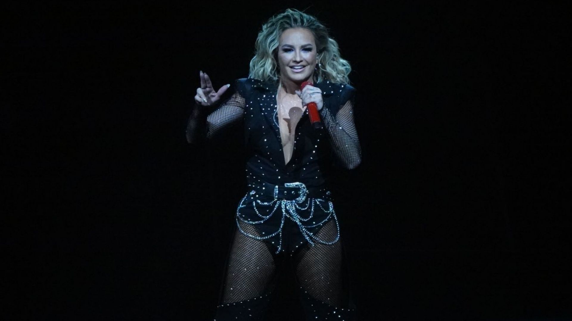 María José sufre acoso en pleno concierto