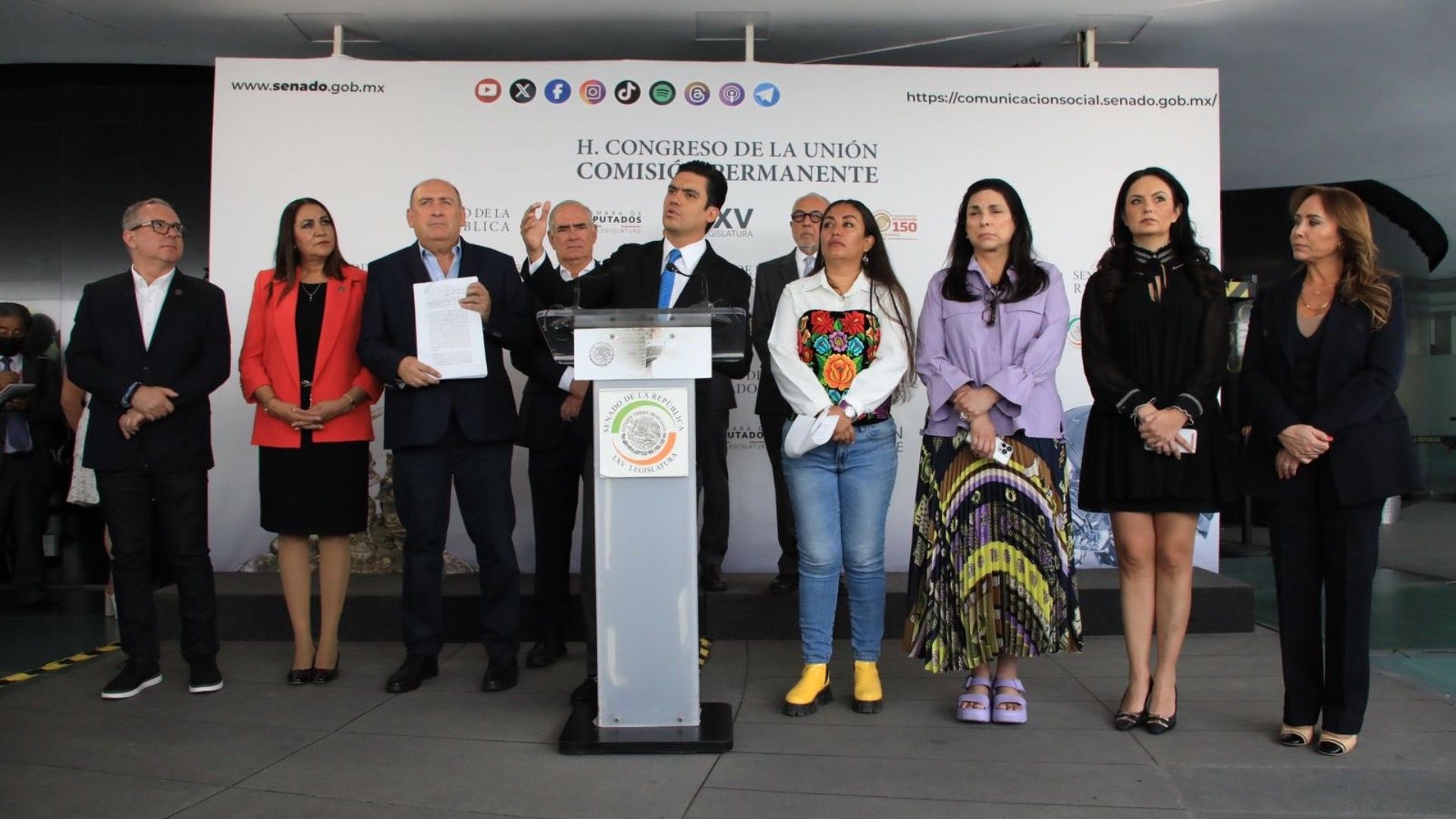 La oposición en conferencia para anunciar la acción de inconstitucionalidad