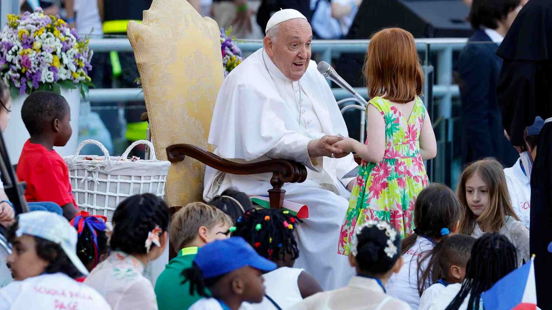 Papa Francisco se reúne con miles de niños en Roma