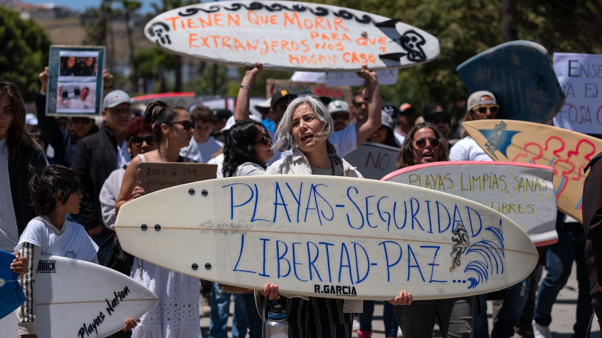 Protesta por asesinato de 3 extranjeros en Ensenada