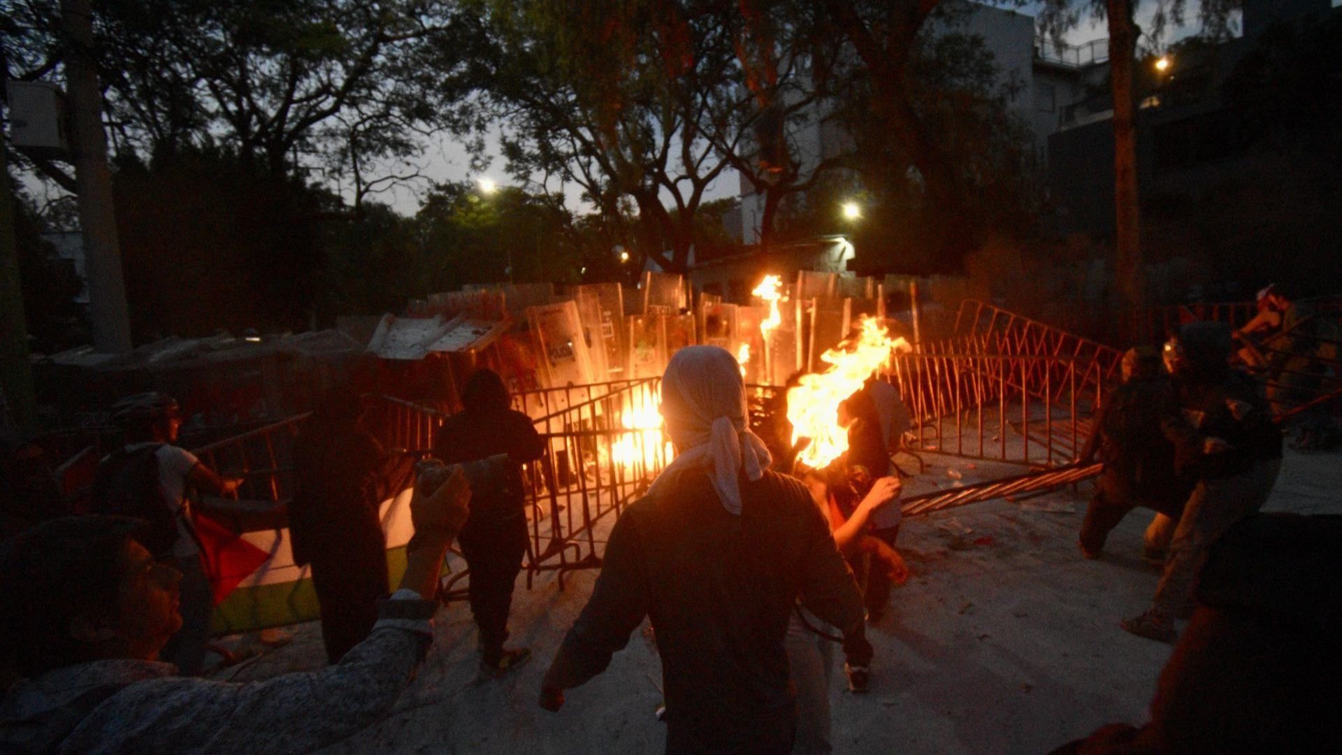 Se registran enfrentamientos durante protesta propalestina en la embajada de Israel en México