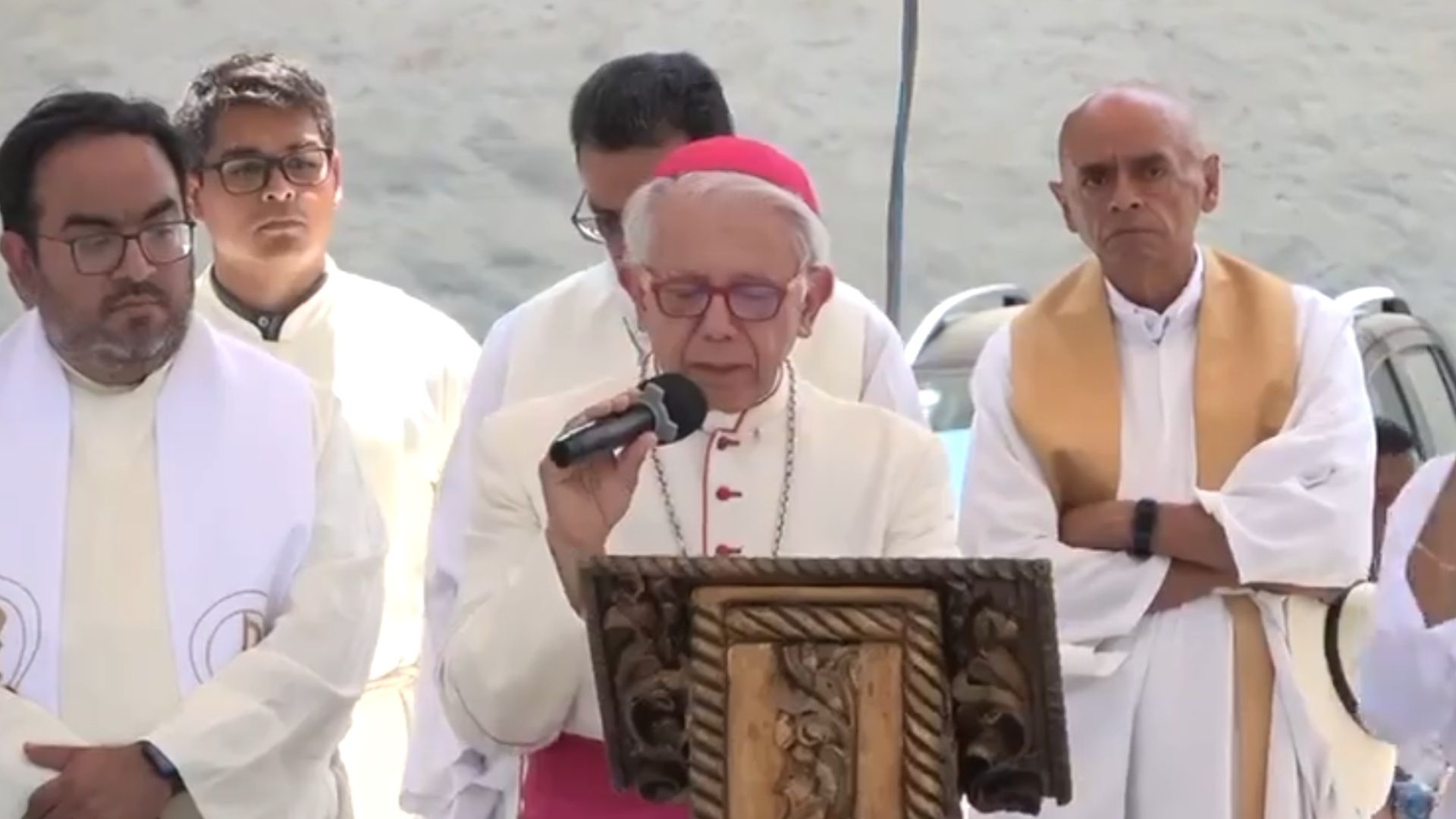 Durante su discurso, acusó que algunos servidores públicos conviven con integrantes de la delincuencia organizada 