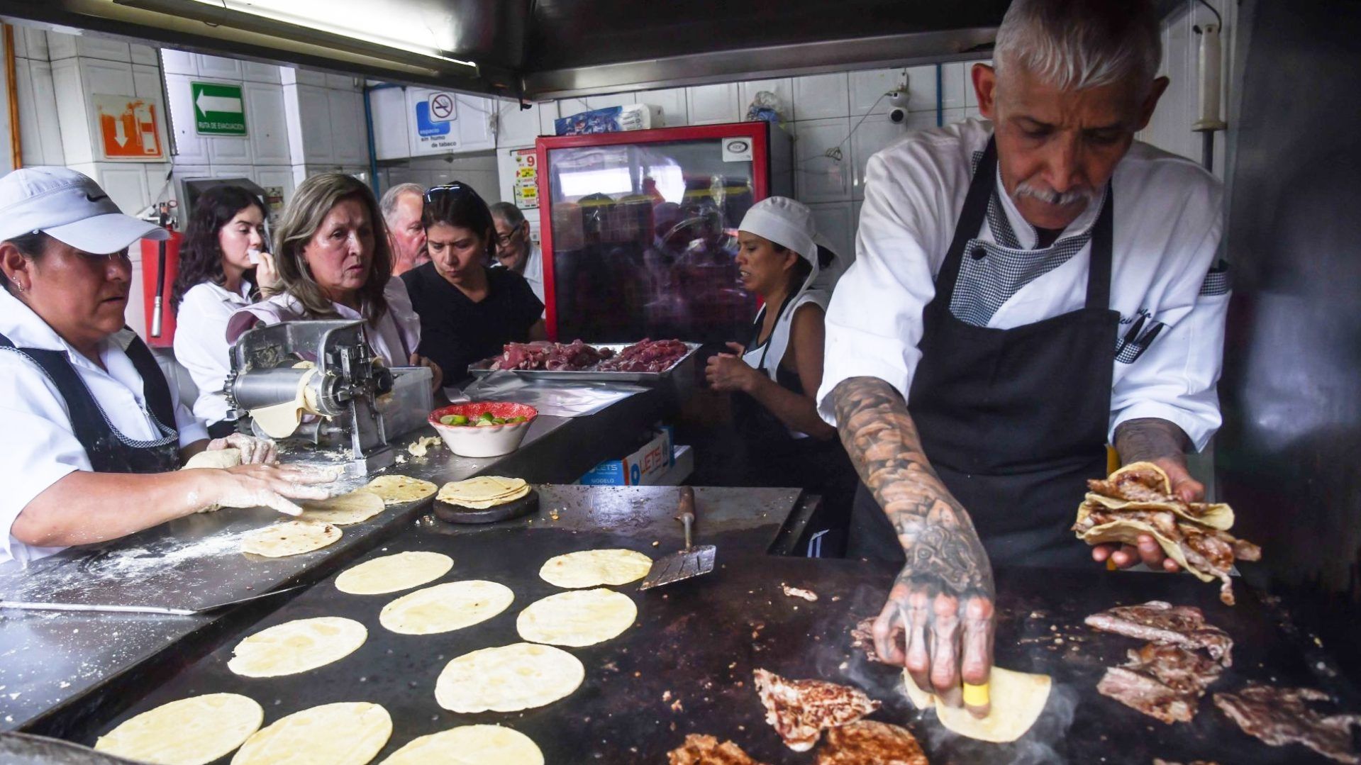 Tacos de El Califa de León Siguen con Largas Filas, Comensales Viajan desde Lejos para Probarlos