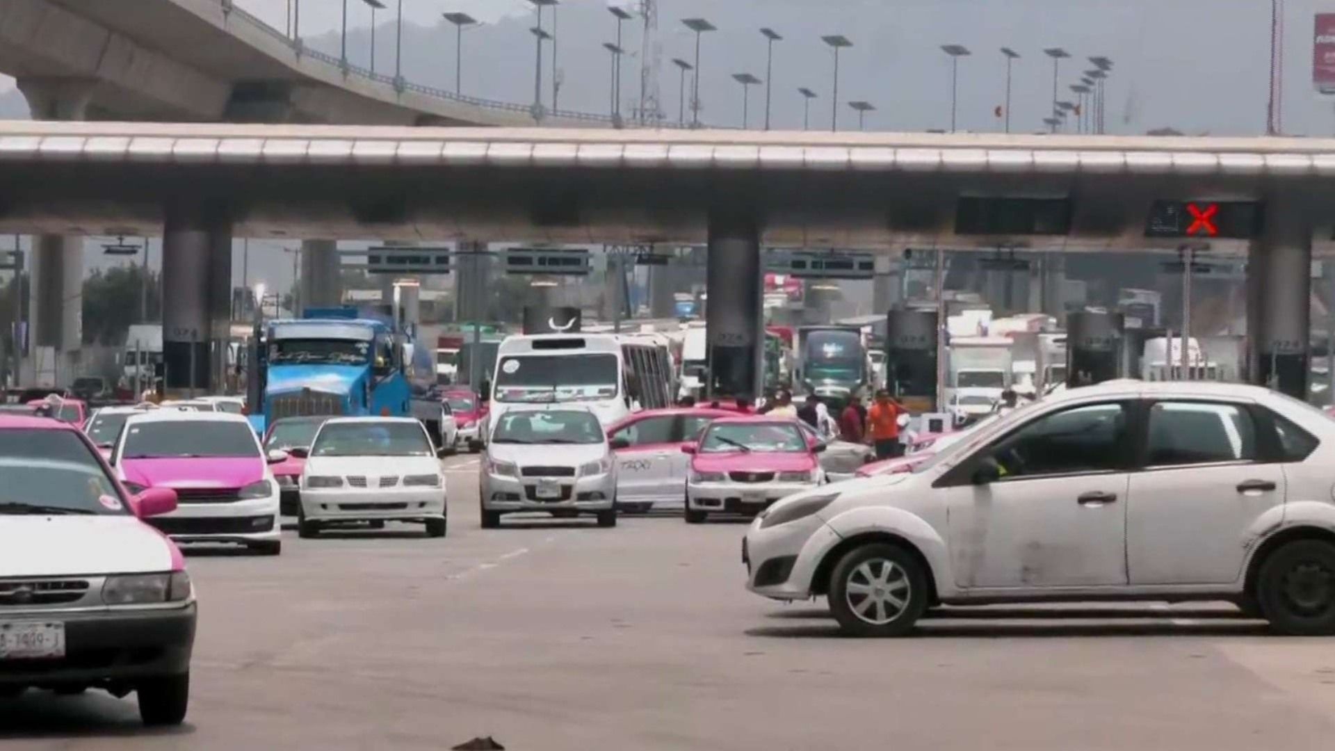 Taxistas bloquean la caseta de cobro en Tlalpan, en la México-Cuernavaca