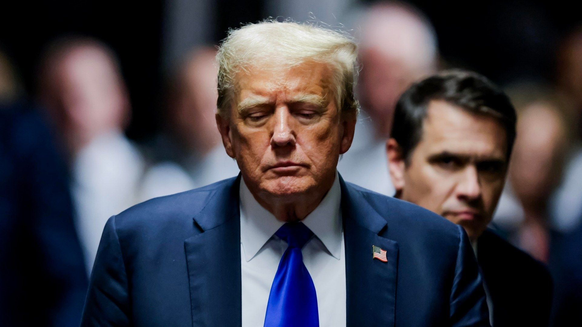 El expresidente estadounidense Donald Trump abandona el juzgado después de que un jurado lo declaró culpable de los 34 cargos de delitos graves. Foto: EFE 