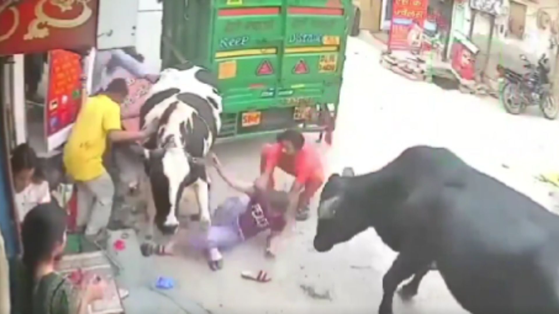 Dos vacas embisten a tres jóvenes mujeres en la India