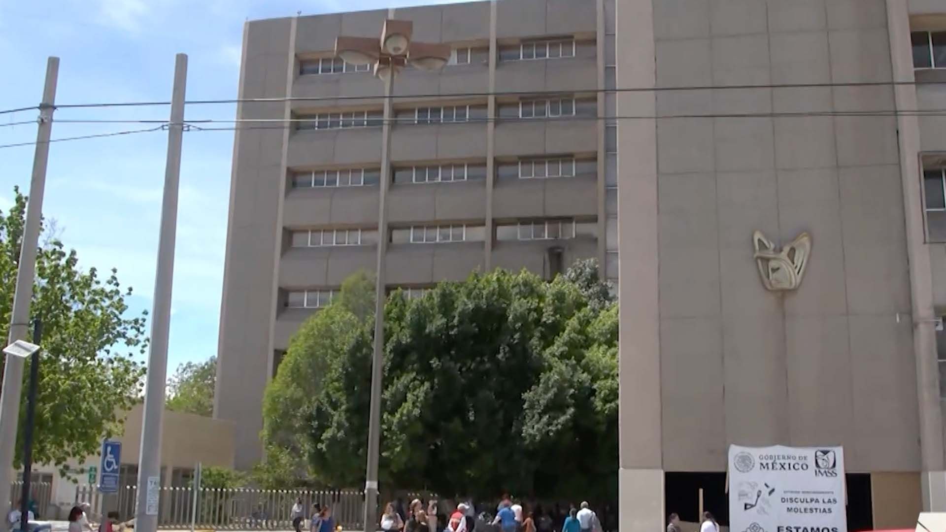 Debido a una falla mecánica, alrededor de 12 personas y un bebé quedaron atrapadas en el elevador de la clínica 71 del IMSS en Torreón.