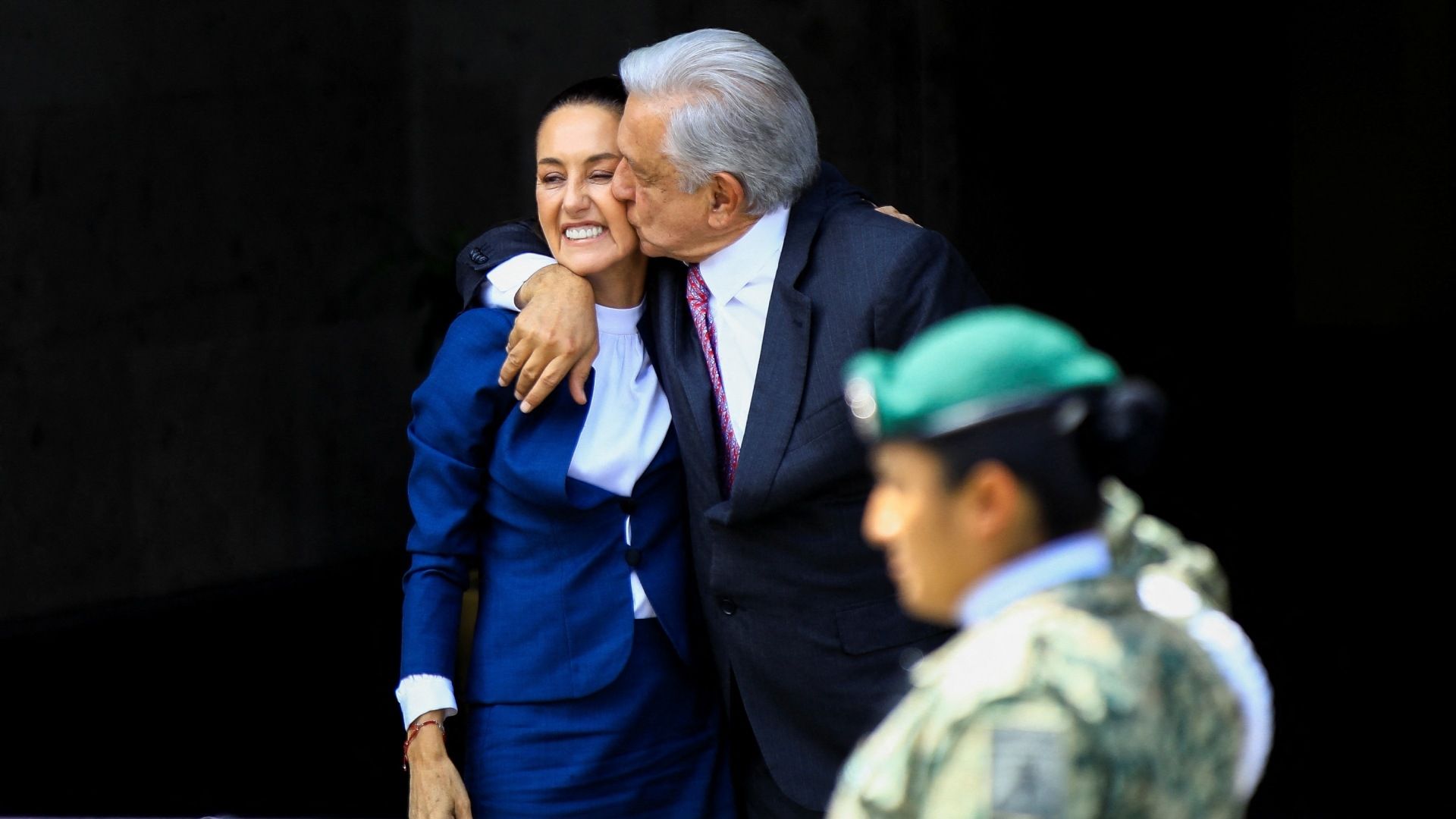 La presidenta electa de México, Claudia Sheinbaum, y el presidente de México, Andrés Manuel López Obrador, en Palacio Nacional